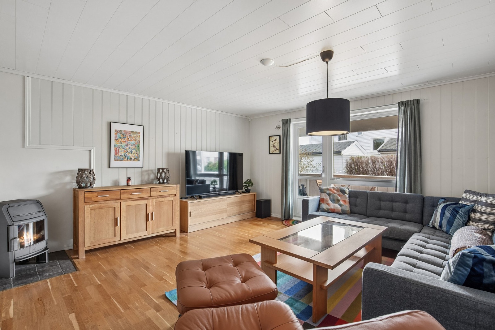 Stue har rent brennende vedovn Galleribilde