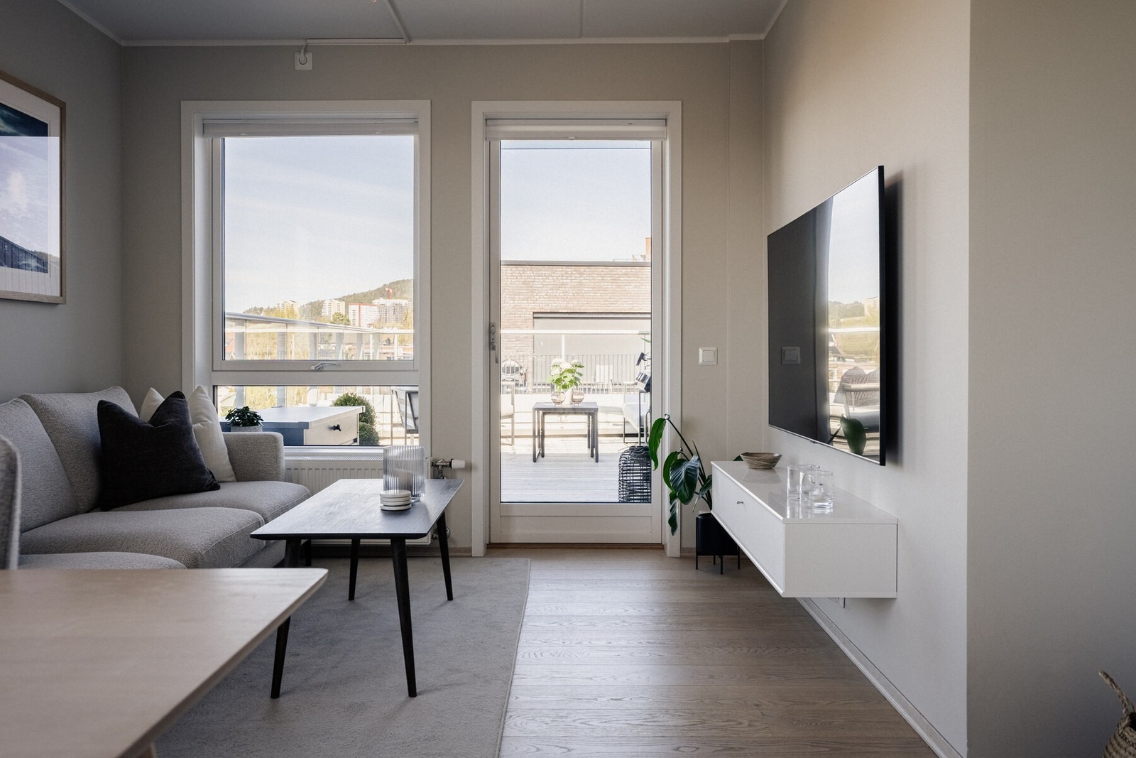 Leiligheten har screens på alle sørvestvendte vinduer, inkludert to vinduer i stue/kjøkken og ett på det andre soverommet. Galleribilde