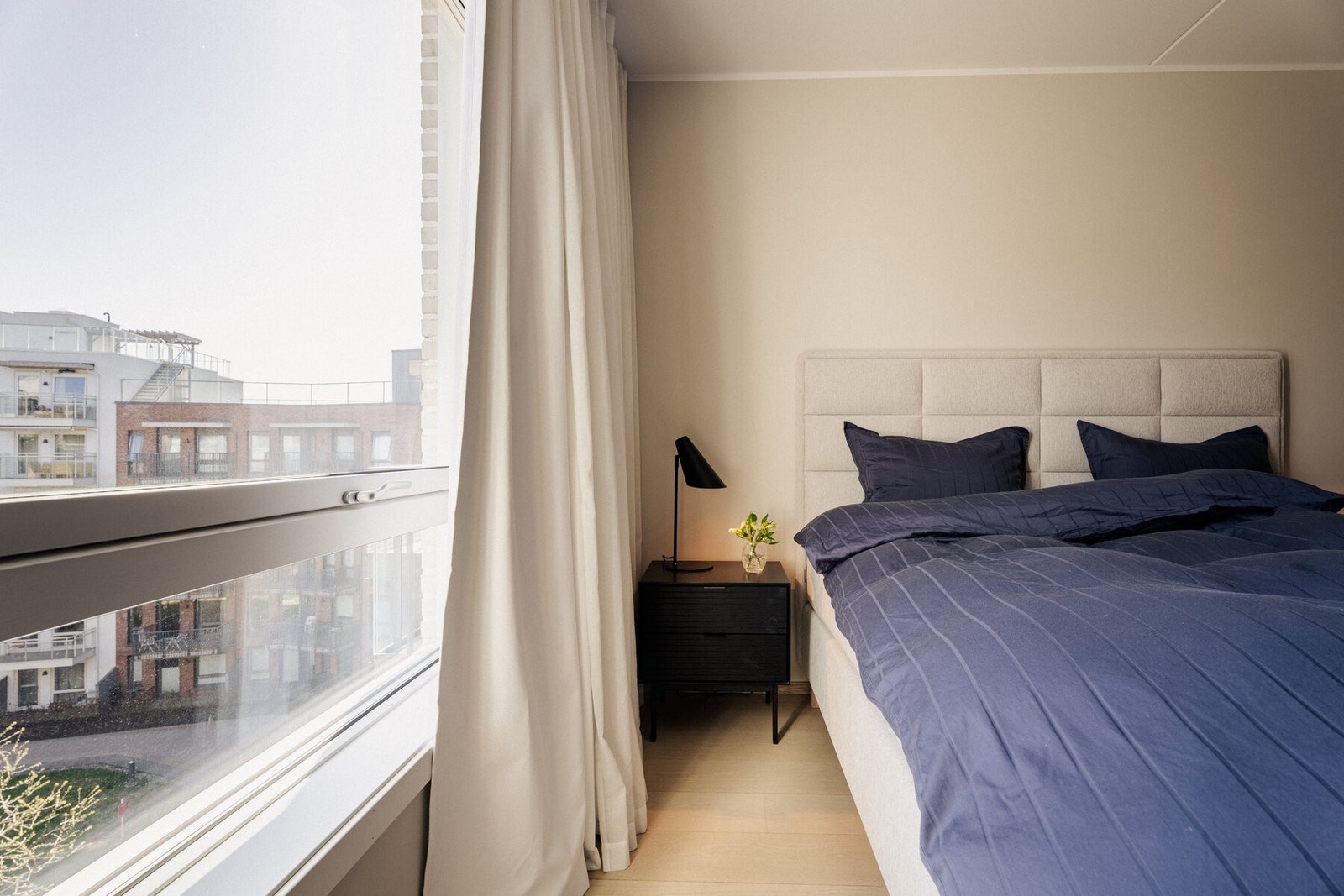 Rommet har plass til dobbeltseng og møblering på begge sider. Galleribilde