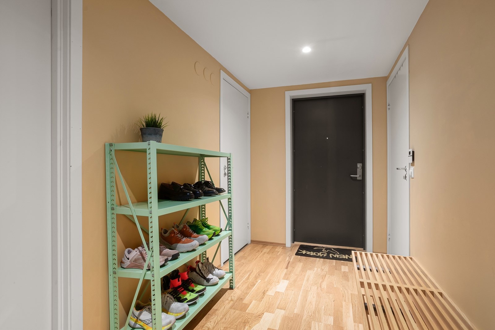 Velkommen hjem! Hall med god plass for å henge fra seg Galleribilde