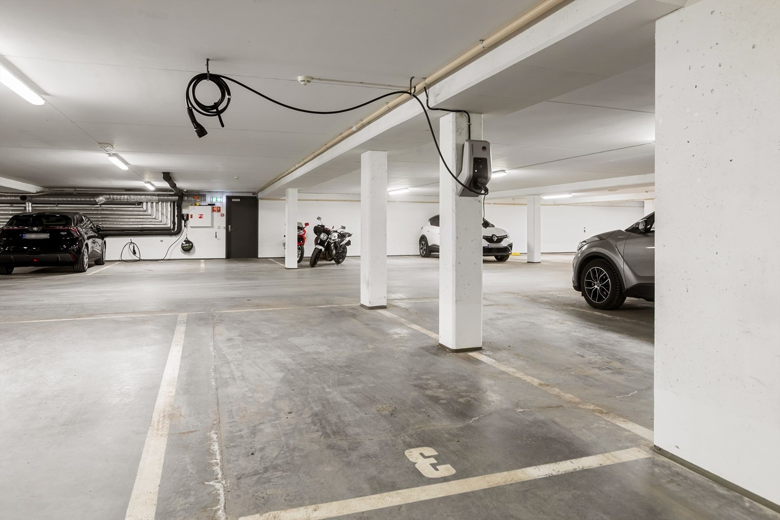 Leiligheten disponerer en plass med elbillader tilkoblet direkte til leilighetens strømmåler Galleribilde