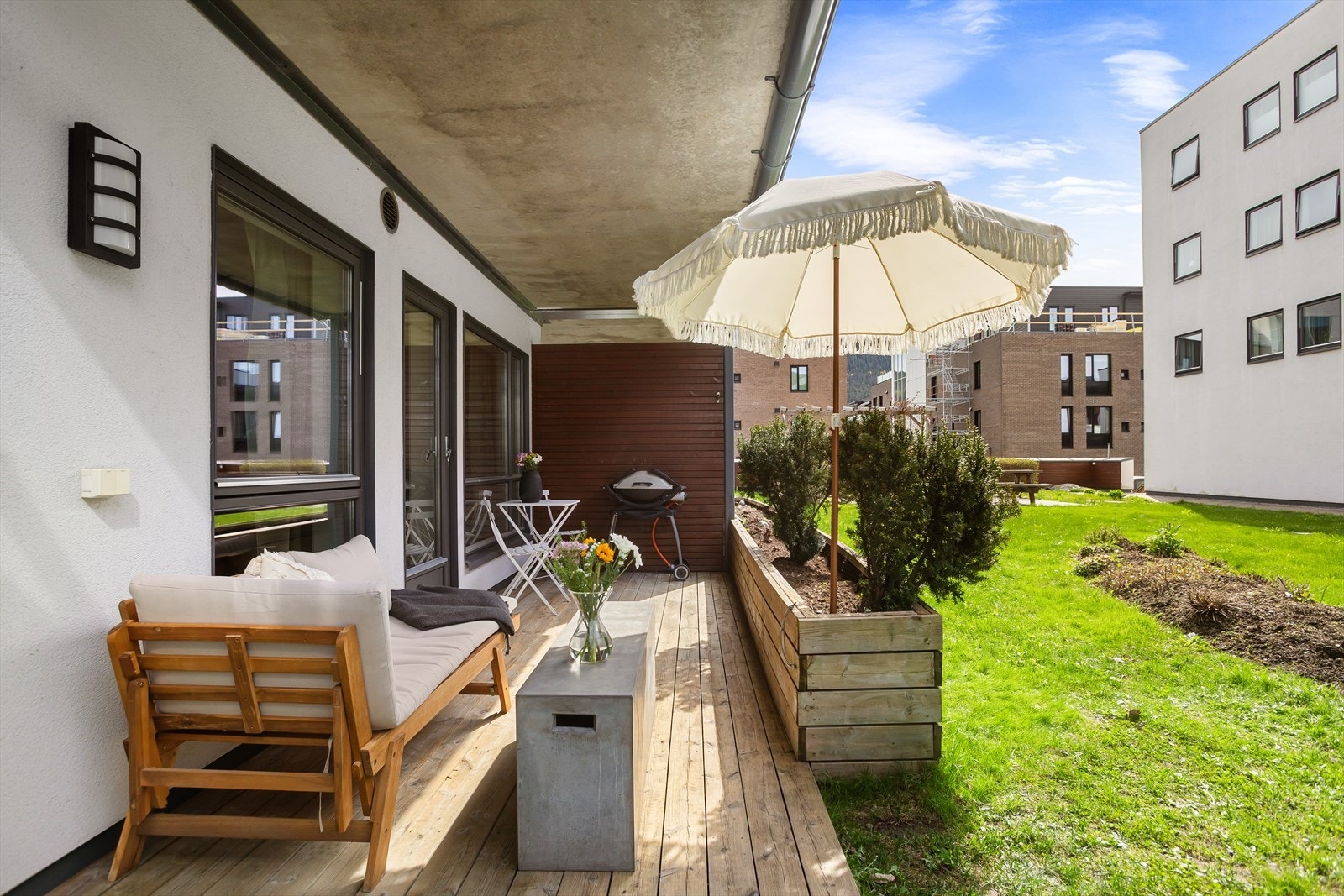 Fra stuen er det utgang til markterrasse med direkte utgang til borettslagets fellesarealer Galleribilde