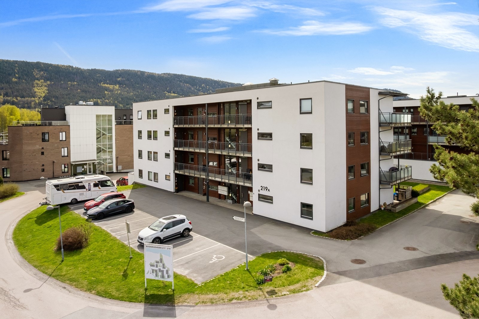 Bygget er fra 2014 og moderne med blant annet balansert ventilasjon Galleribilde
