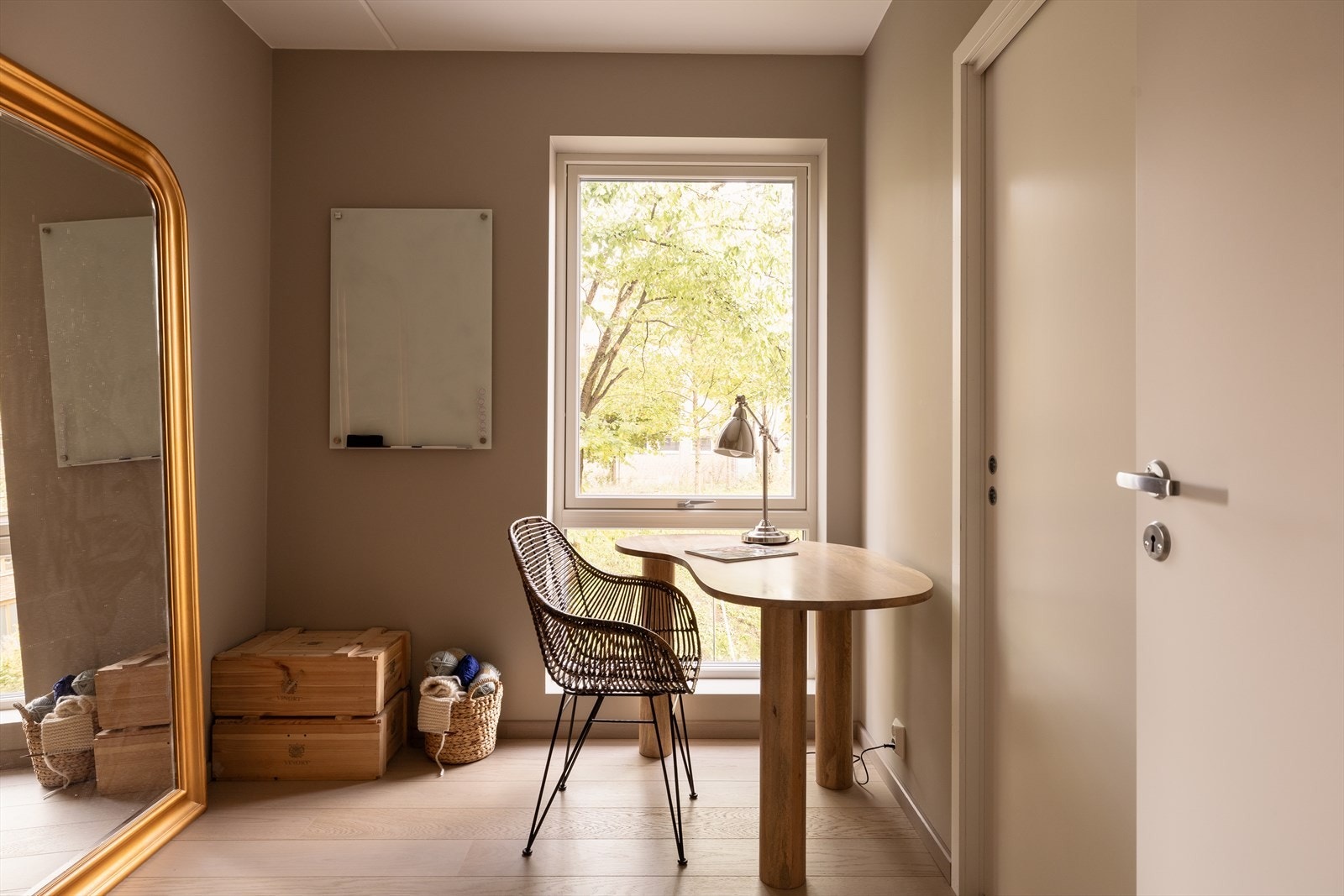 Soverom 3 har også god plass til både seng og garderobeløsning etter eget ønske. Rommet har i tillegg skyvedør inn til boligens innvendige bod for oppbevaring av støvsuger og alt av øvrig oppbevaring. Galleribilde