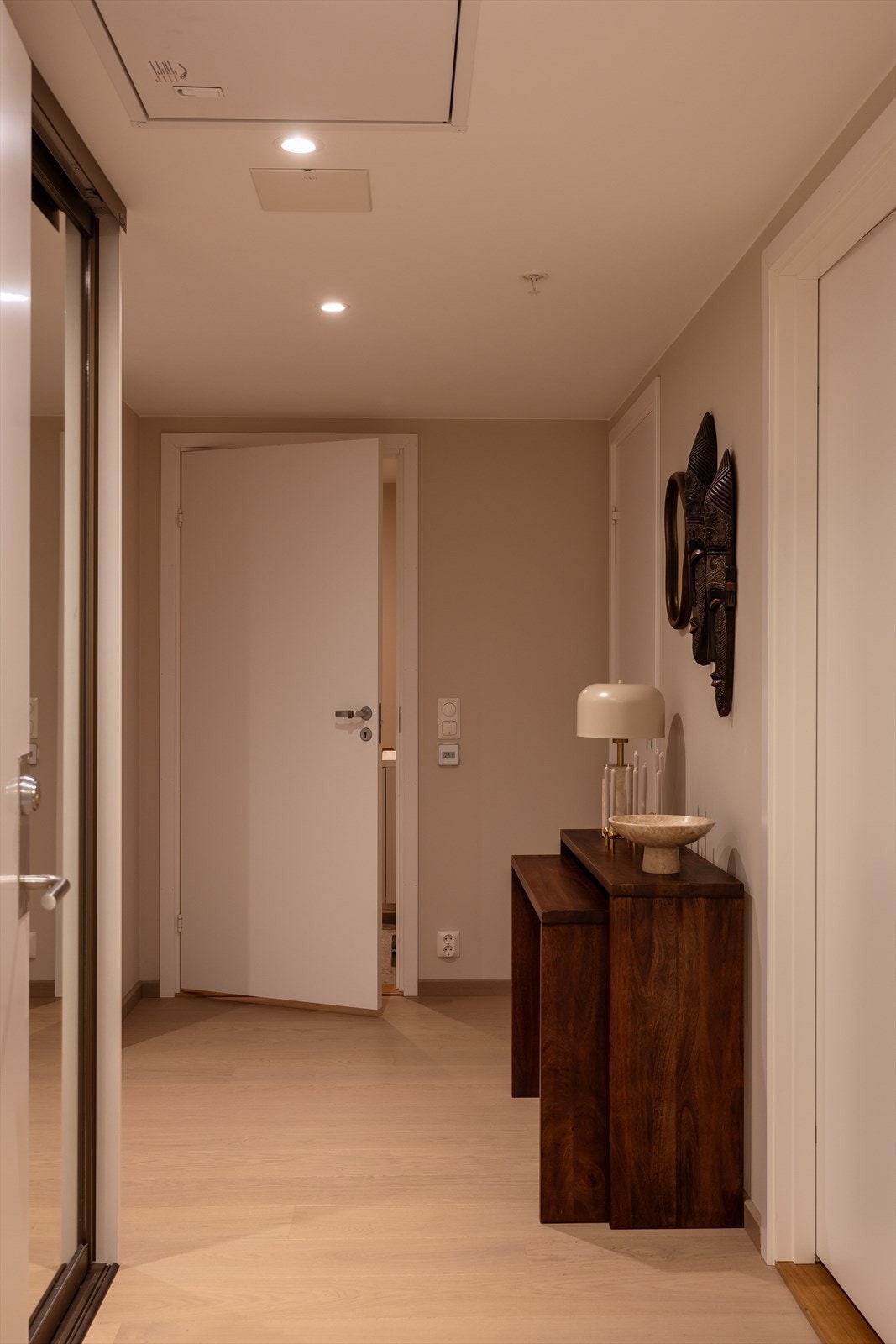 Boligen har en romslig entré med stor plassbygget skyvedørsgarderobe for oppbevaring. Galleribilde