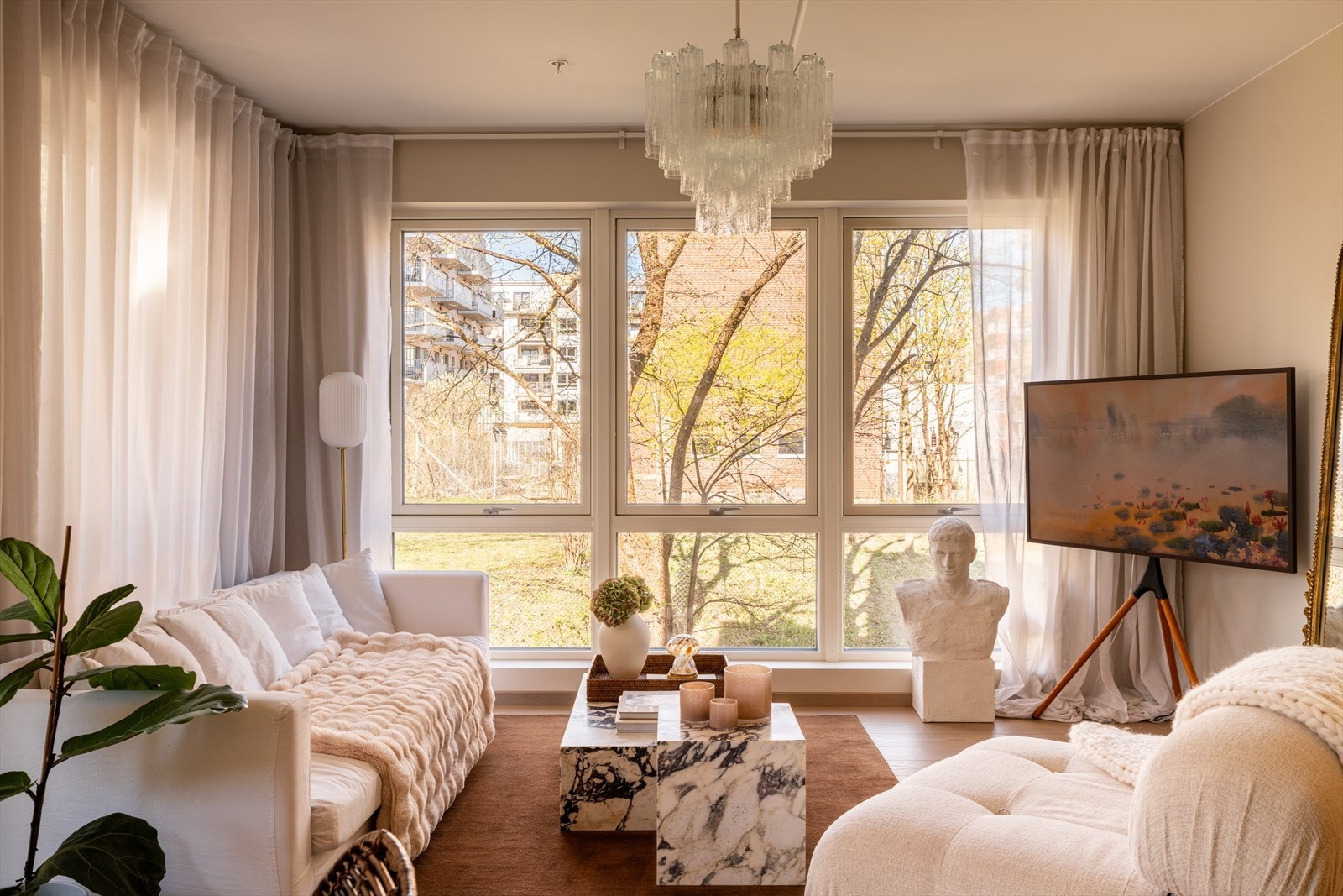 Det er vannbåren gulvvarme i alle rom og balansert ventilasjon, noe som gir en jevn og god temperatur samt lave strømregninger. Galleribilde