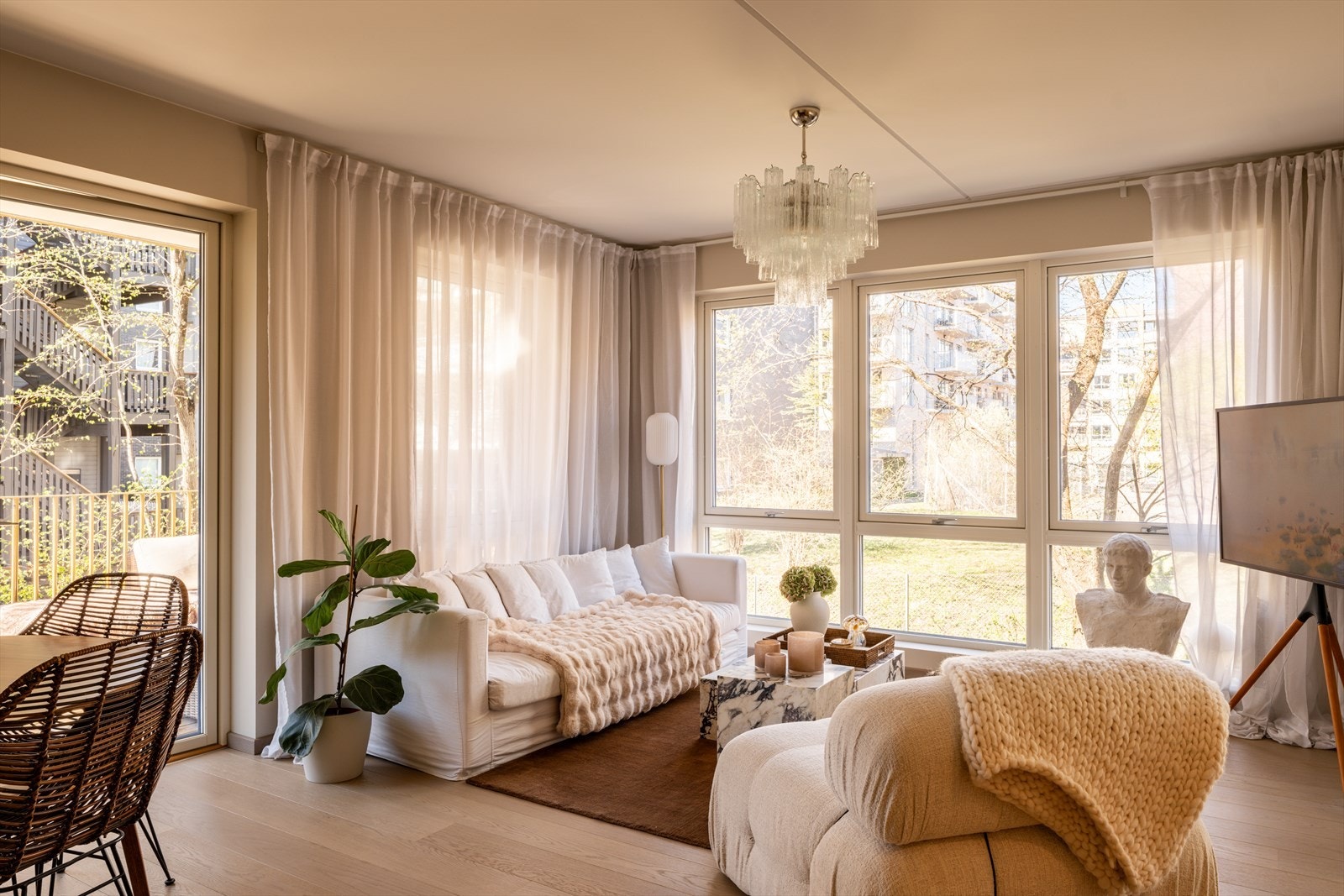 Boligen har en romslig stue med god plass til ønsket sofa/lounge i tillegg til spiseplass. Galleribilde