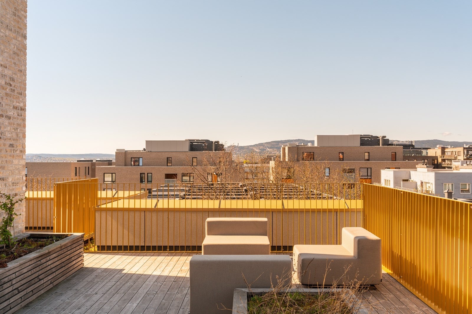Her er det flere soner med sittegrupper, spisebord og pergola for hyggelige sommerdager. Galleribilde