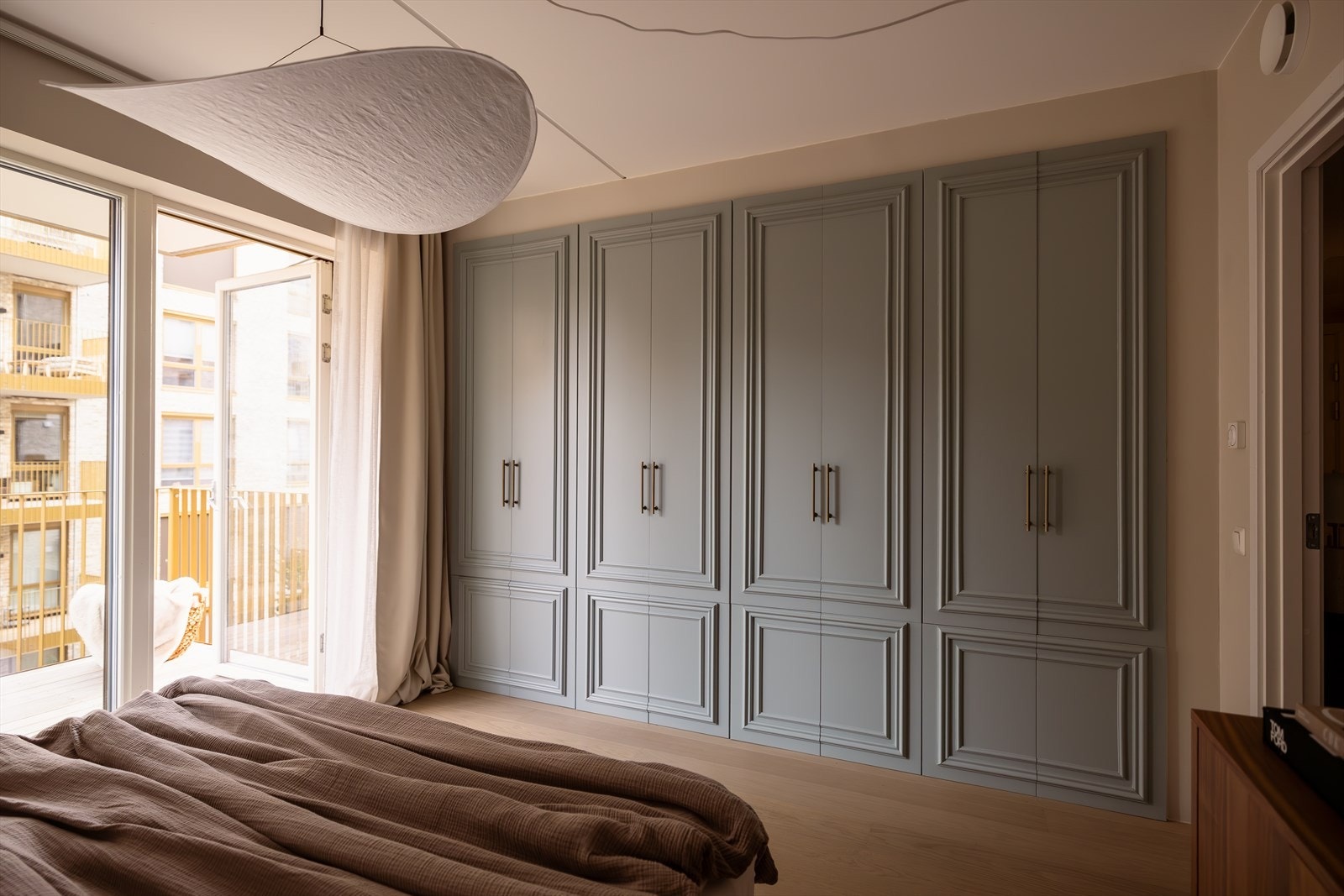 Elegant garderobeskap som både gir massevis av lagring langs hele veggen og virkelig understreker den gjennomførte stilen i leiligheten. Galleribilde