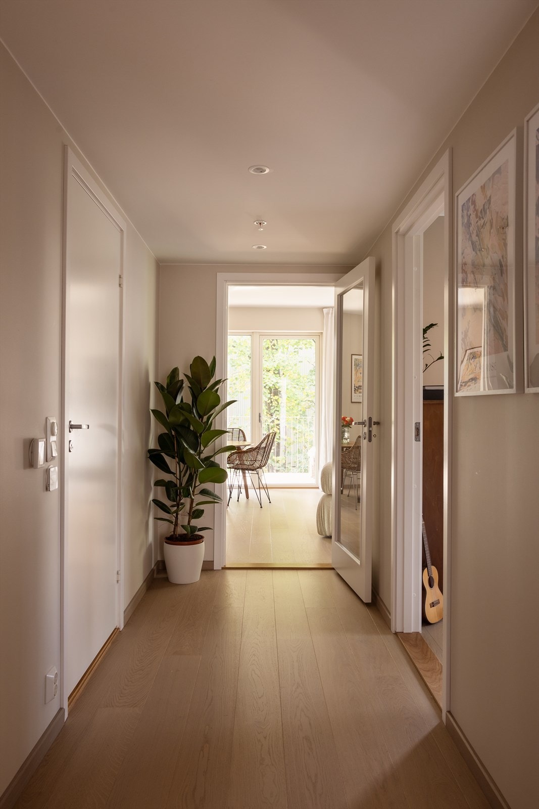 Det er montert downlights i gangen som gir jevn og pen belysning på kveldstid. Galleribilde