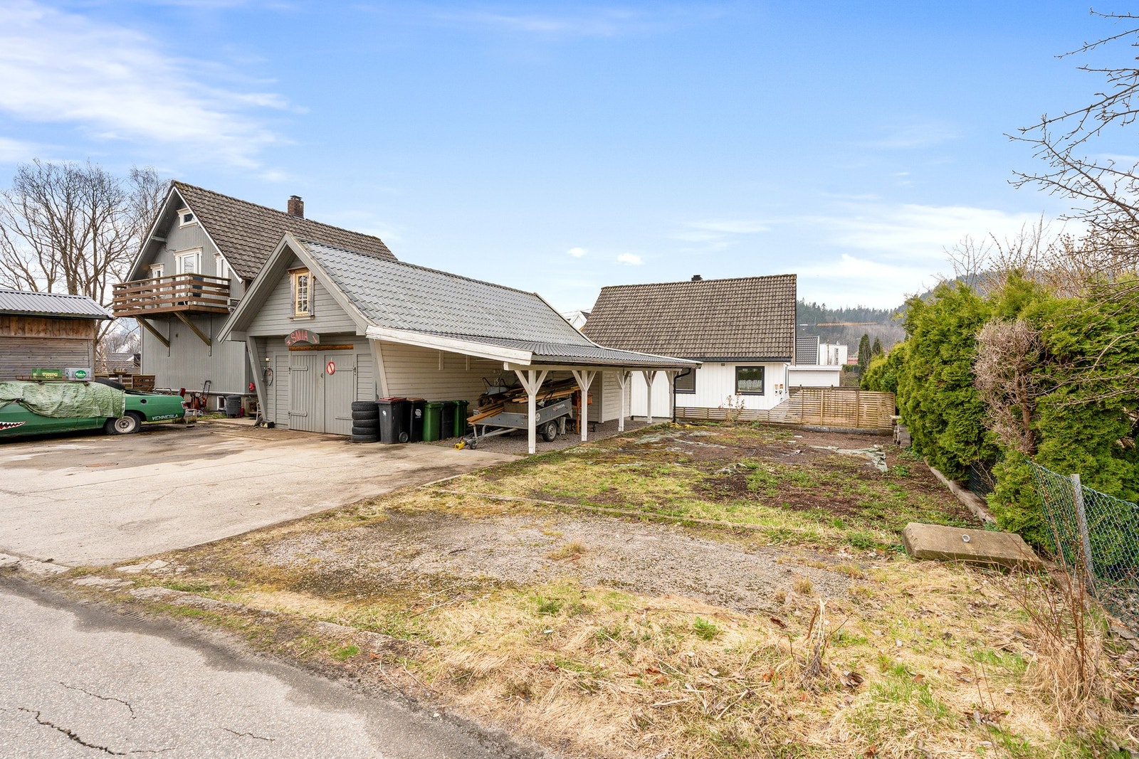 Tomtegrensen går nå fra og med carporten bort til murkant til høyre i bildet. Galleribilde