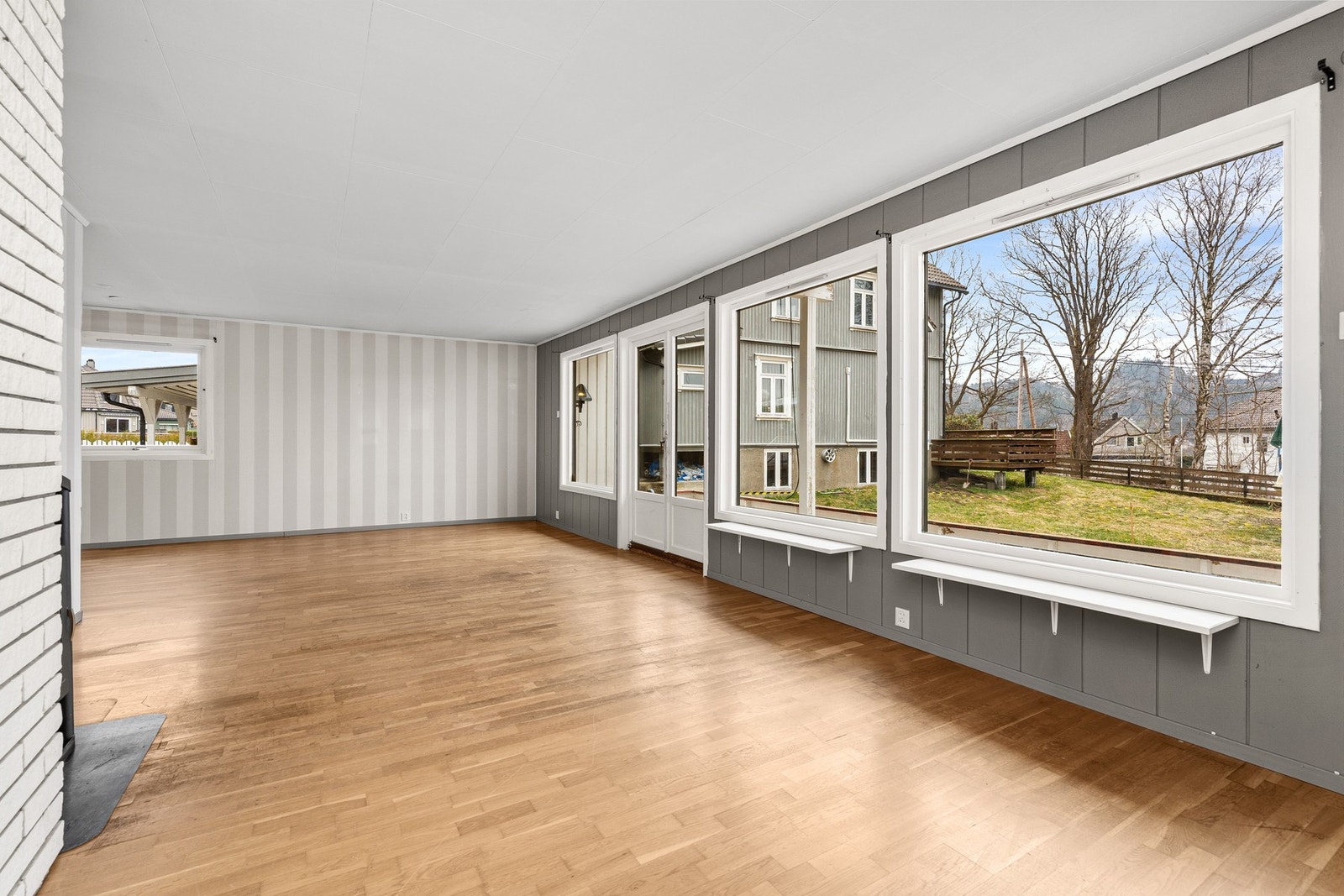 En romslig stue i front av boligen, utgang til terrasse/uteområde. Galleribilde