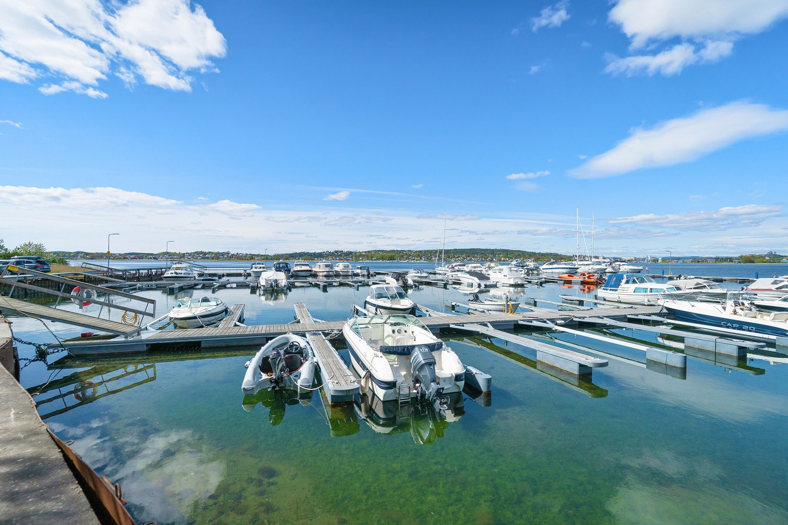 Eiendommen har tinglyst bryggerett i Nordre Nes Småbåthavn, som gir enkel tilgang til båtliv og flotte opplevelser på sjøen - en stor fordel for deg som ønsker nærhet til skjærgården. Galleribilde