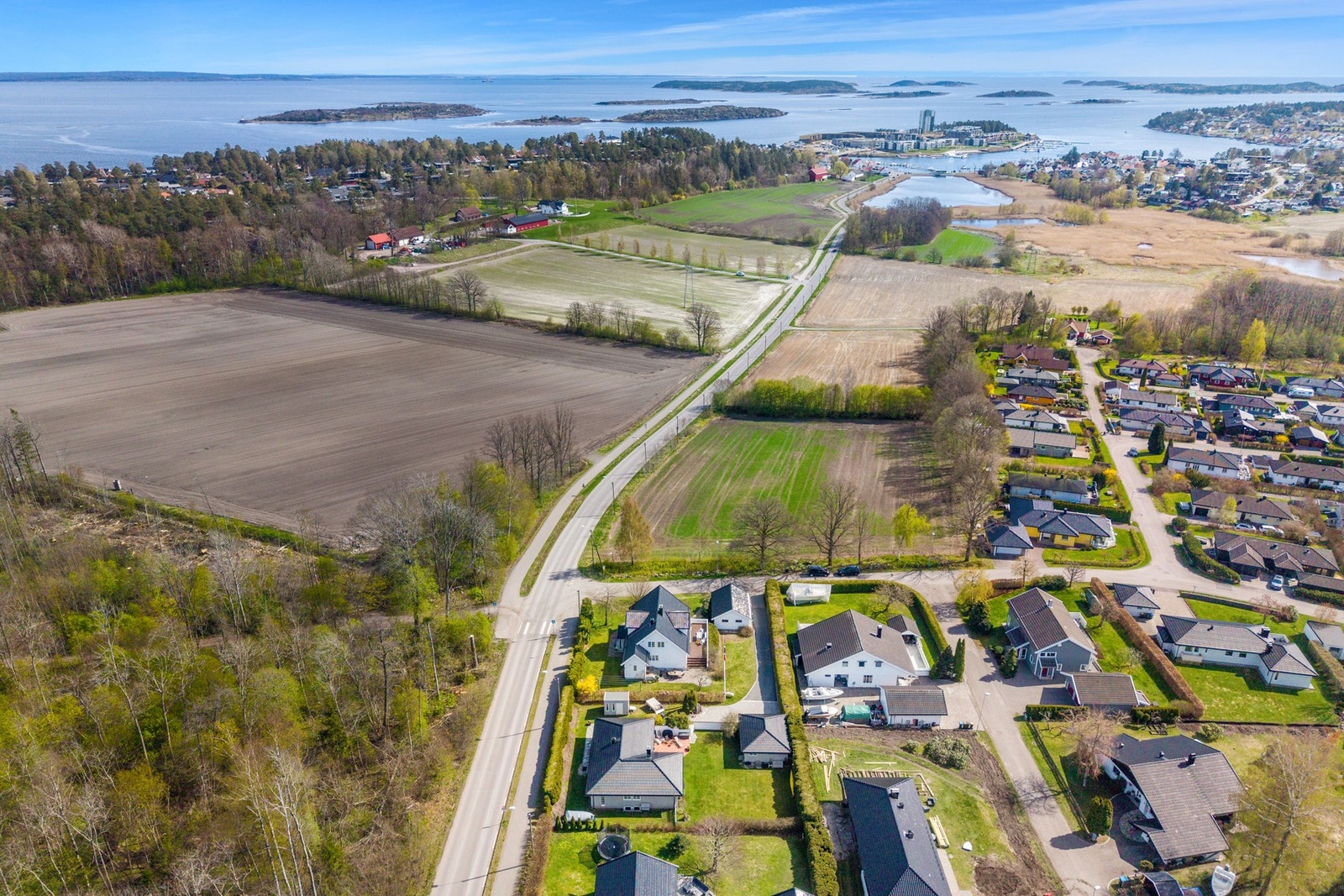 Fra boligen er det kort vei til Husvik barneskole, offentlig kommunikasjon, samt sjø og strand. Nes og Husvik er kjent for sin nærhet til skjærgården. Her finner du flere perler av noen badeplasser og badestrender. Galleribilde