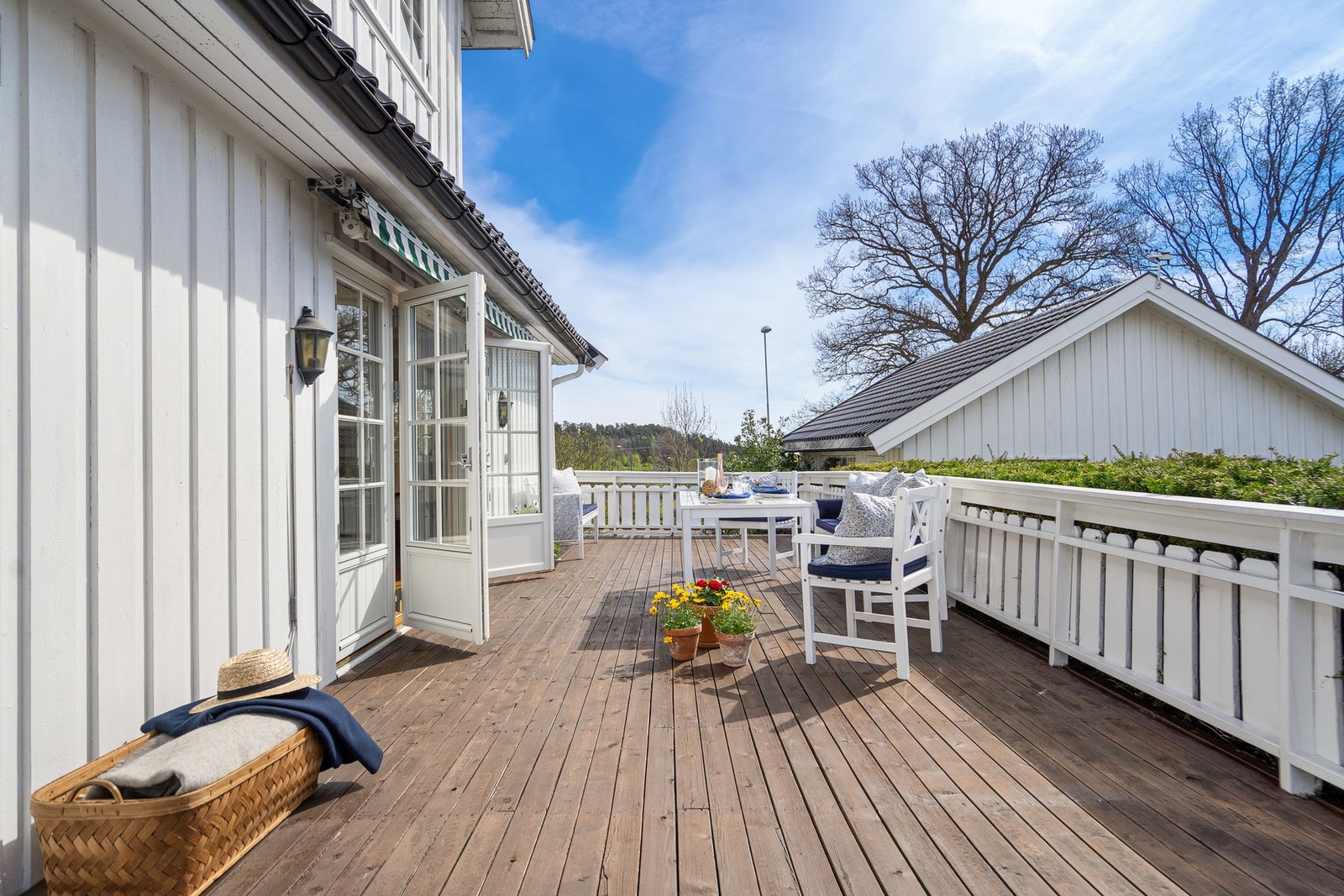 Eiendommen ligger i et veletablert og barnevennlig boligområde på Nes/Husvik i Tønsberg kommune ca. 5 km fra Tønsberg sentrum. Galleribilde