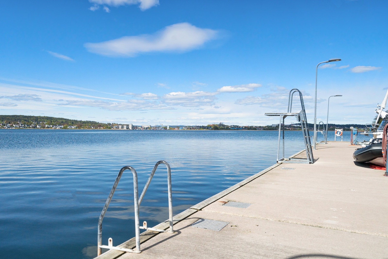 Det er kort vei til Nordre Nes Småbåthavn med badeplass og stupetårn. Galleribilde