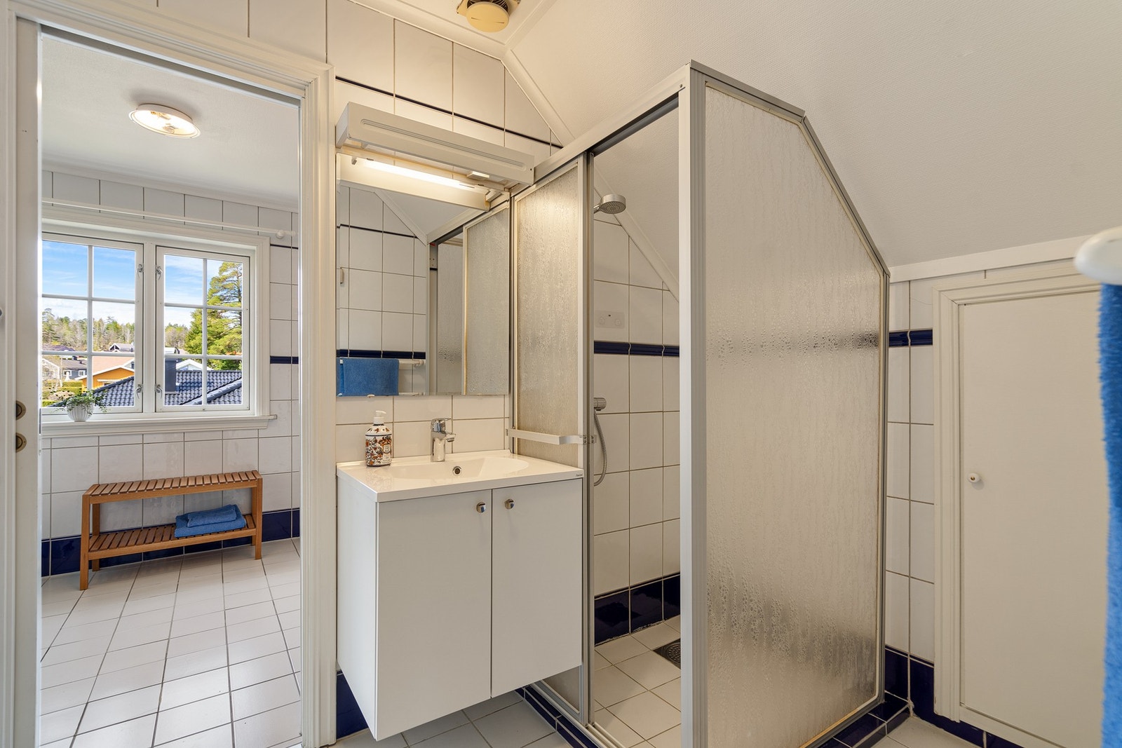 Boligen har to bad i tilknytning til hverandre i andre etasje. Galleribilde