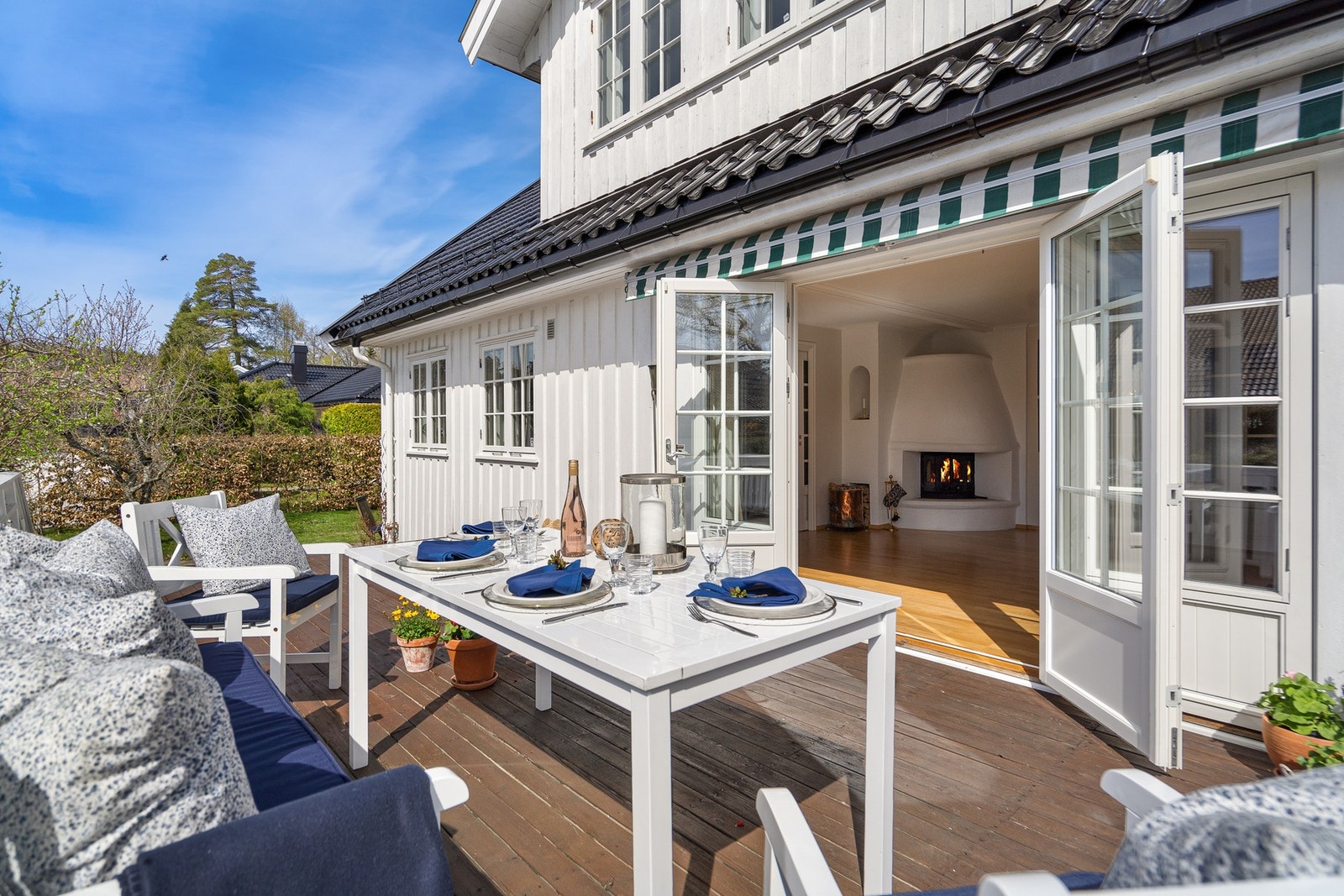 Fra boligens hovedstue, er det utgang til en solrik terrasse, som naturlig forlenger oppholdsrommet i sommerhalvåret. Galleribilde