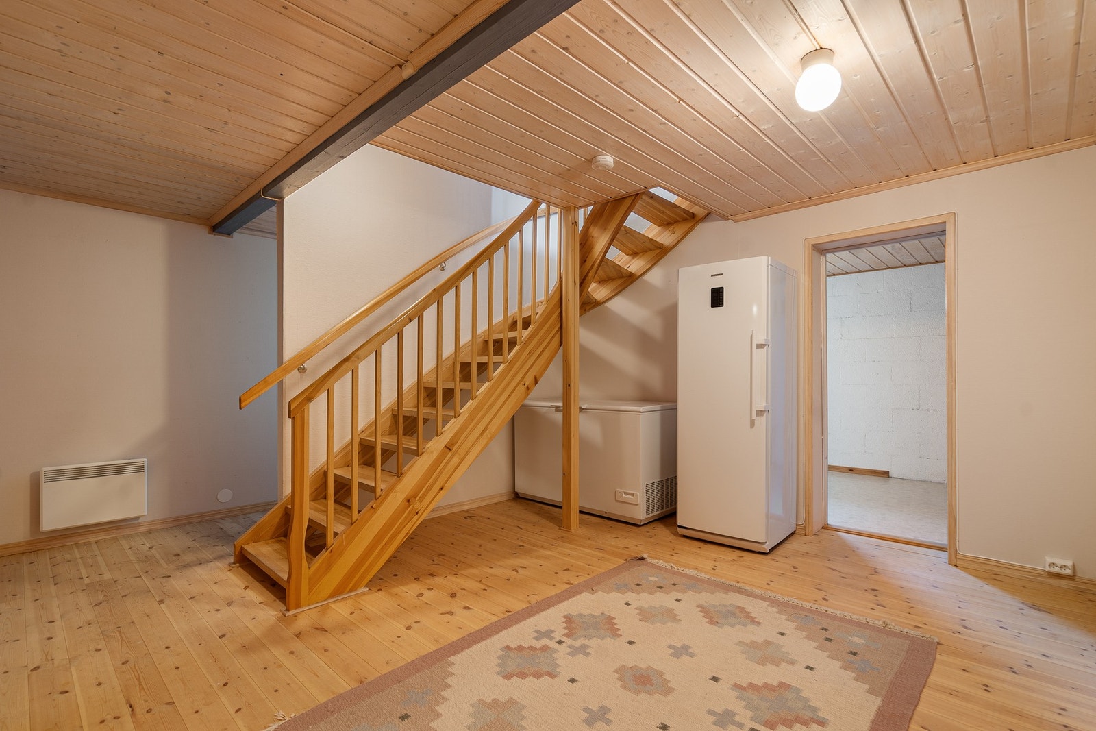 Kjelleretasjen har egen inngang samt intern adkomst fra boligen, og holder god takhøyde. Galleribilde