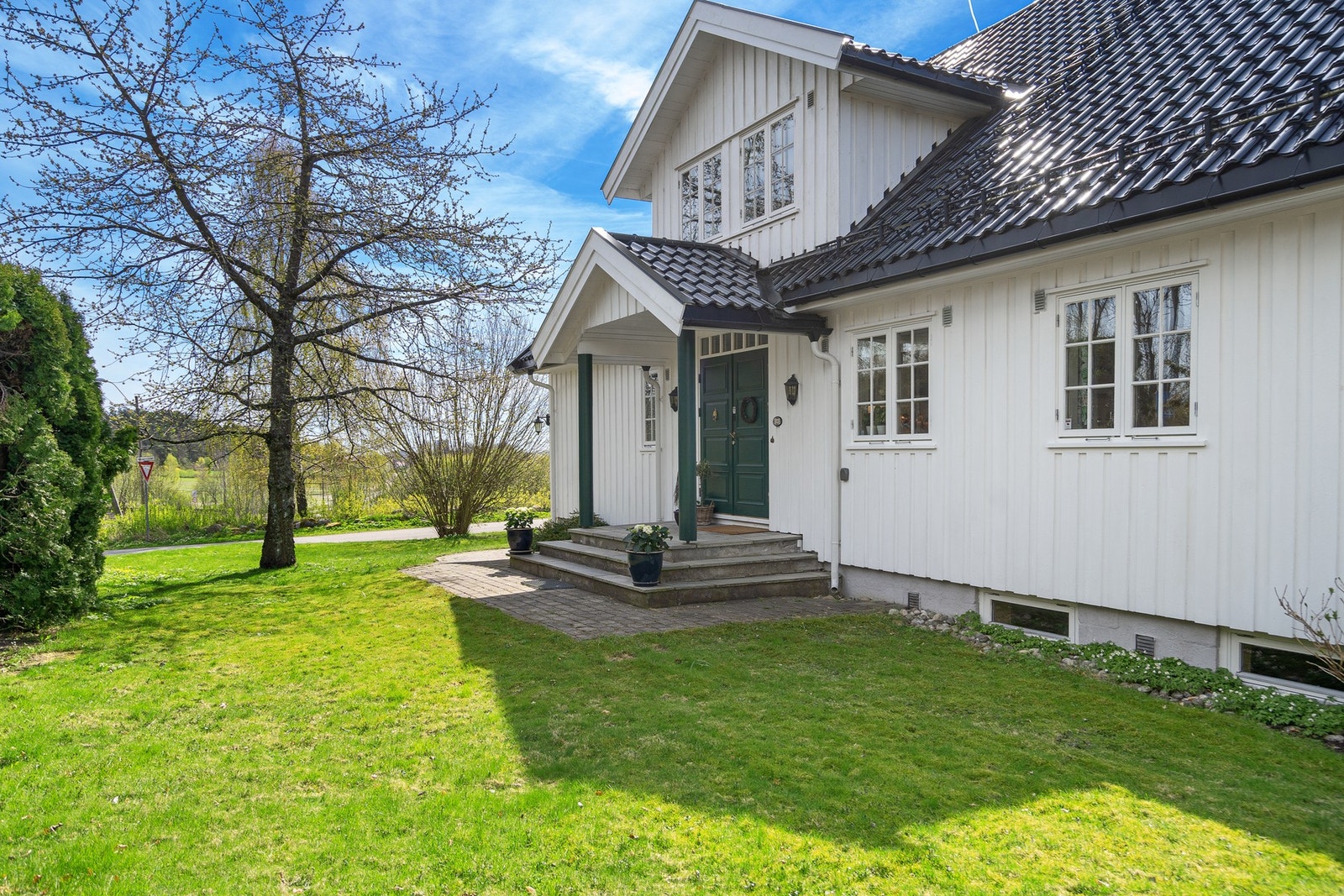 Eiendommen ligger solrikt og attraktivt til i et rolig og etablert boligområde på Husvik. Her kan du nyte sol fra tidlig morgen til sen kveld, samt en fin utsikt mot Oslofjorden. Galleribilde