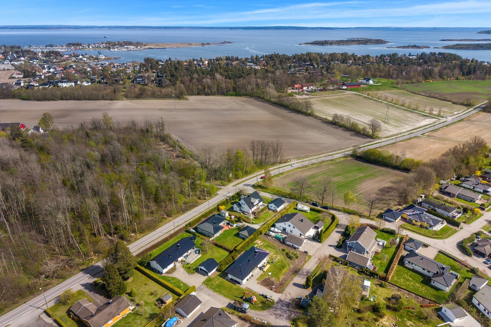 Nærområdet byr på fantastiske rekreasjonsmuligheter med kort vei til badestrender, småbåthavn, kyststi og flotte turområder som Råelåsen og Kirkeskogen. Her har du det beste av både sjø og natur rett utenfor døren. Galleribilde