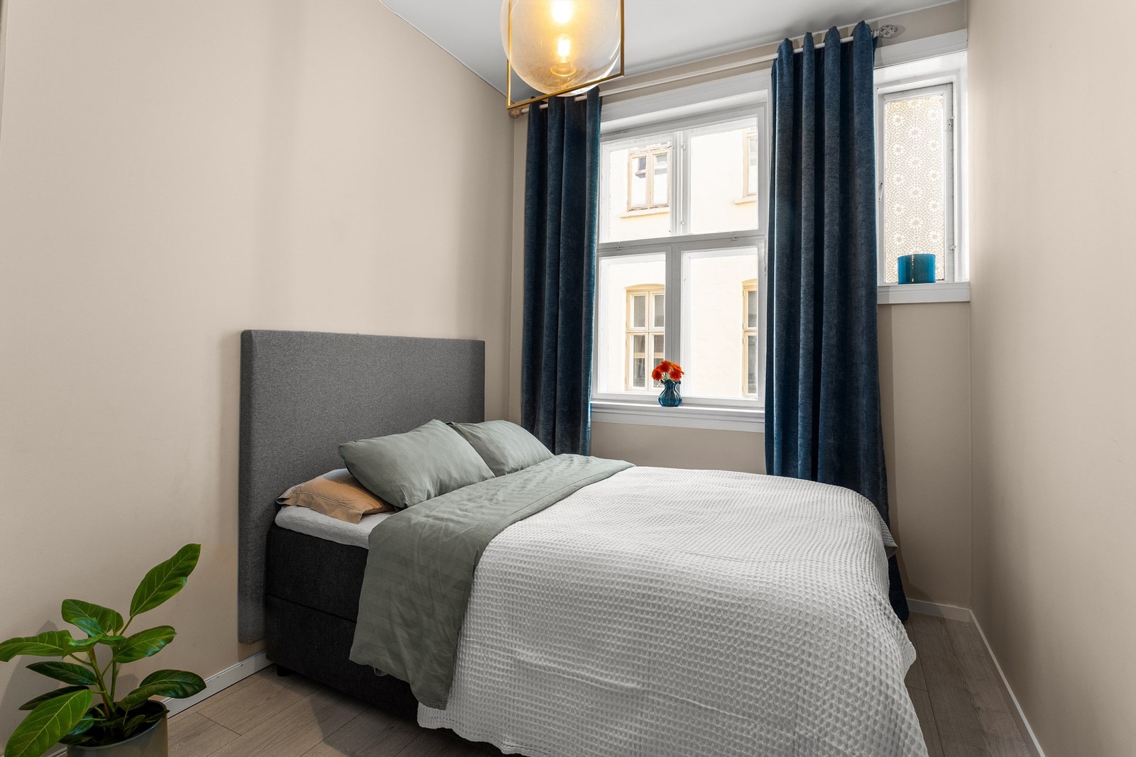 Soverom 2 er også av god størrelse og har plass til dobbeltseng eller annet møbel etter eget ønske. Begge soverom vender inn mot rolig bakgård. Galleribilde