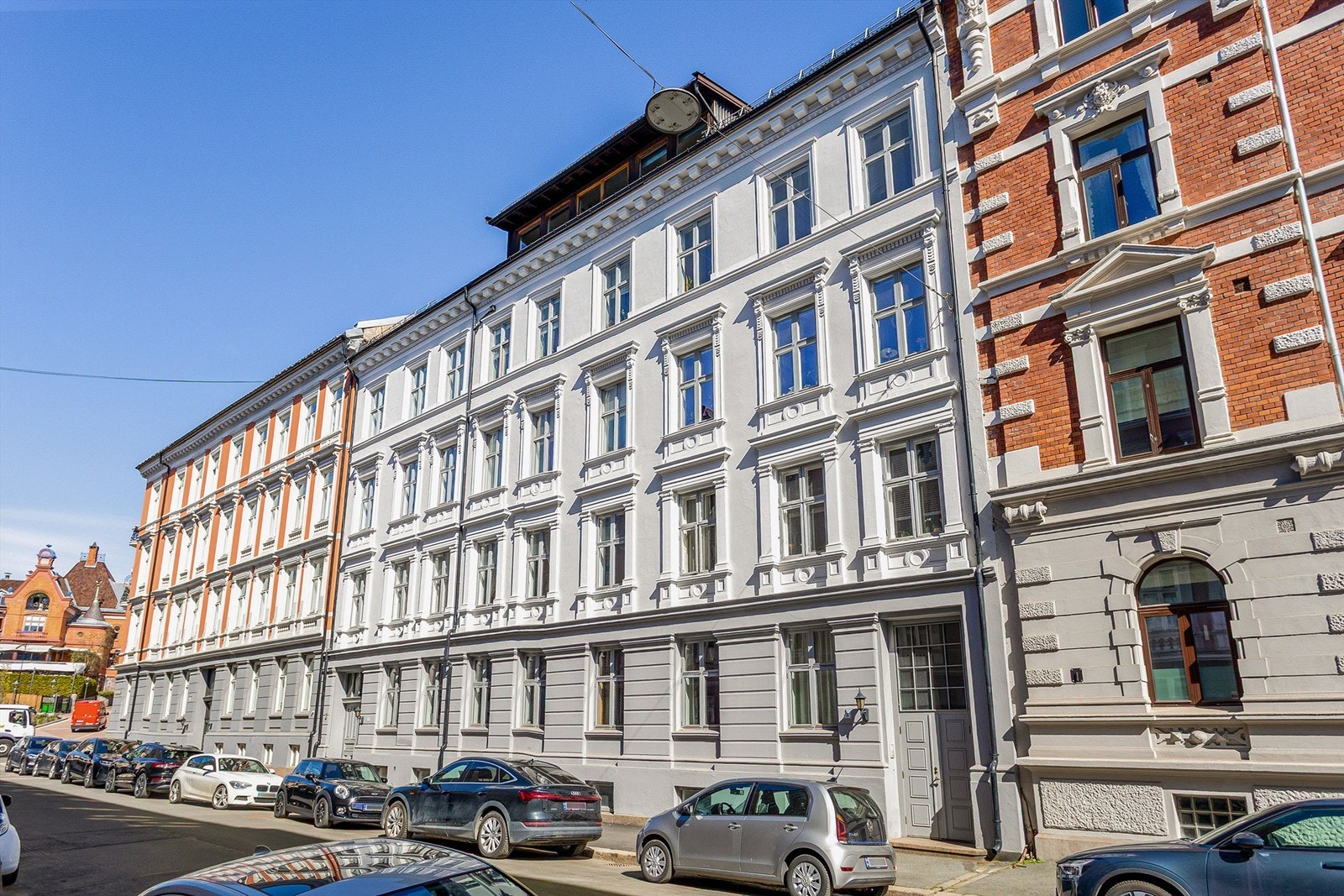 Beliggenheten er upåklagelig, med nærhet til Frognerparken, Bogstadveien og et rikt utvalg av spesialforretninger og restauranter. Trikk- og busstopp er rett utenfor døren. Galleribilde