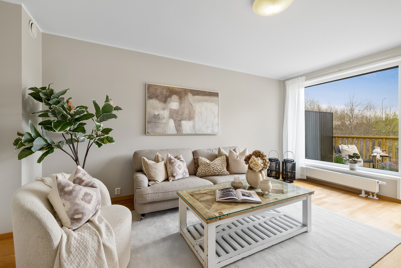 Store vindusflater slipper inn rikelig med naturlig lys, og veranda fungerer som en forlengelse av oppholdsrommet. Galleribilde