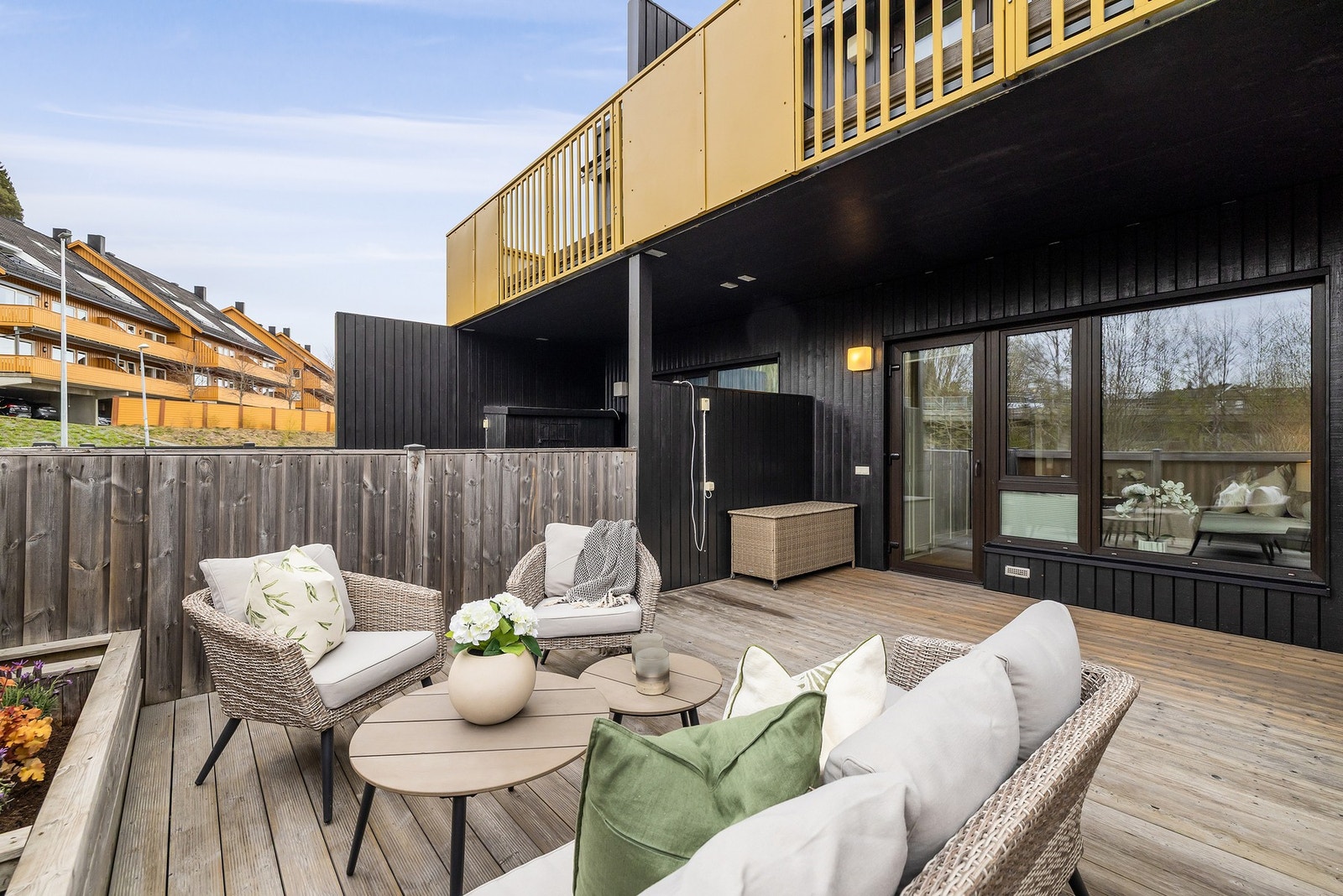Boligen har en solrik markterrasse og en vestvendt veranda uten innsyn. Galleribilde
