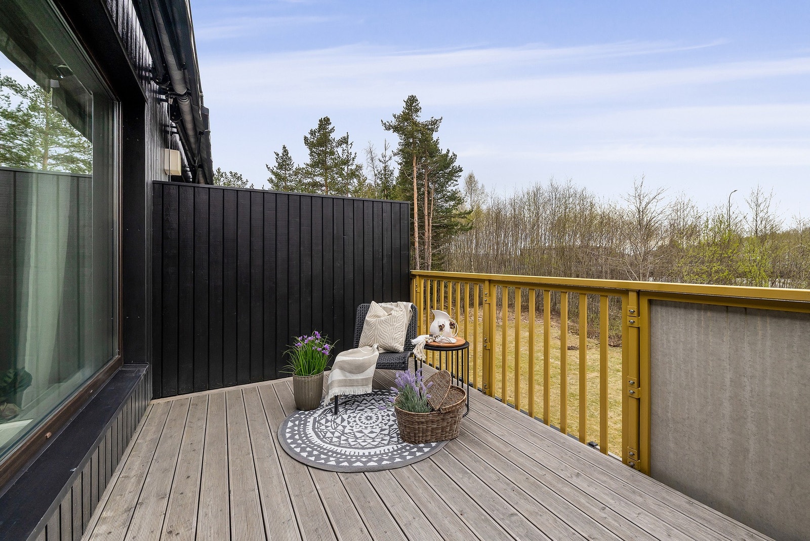 Med en størrelse på 10 kvm tilbyr verandaen i 2. etasje god plass for både avslapning og sosiale sammenkomster. Galleribilde