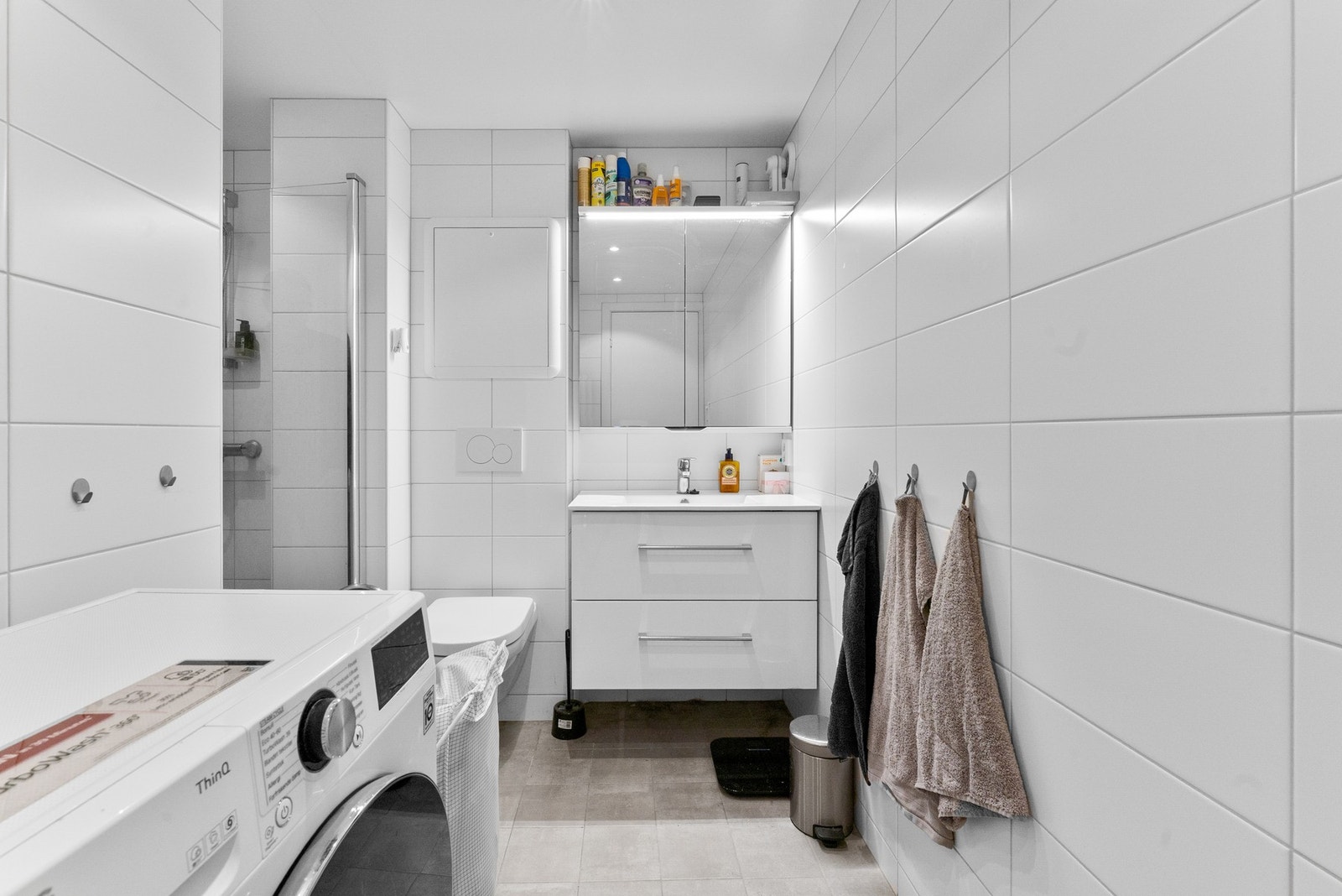 - Badet ble oppusset i 2021 og fremstår lyst og klassisk med flislagte overflater og varmekabler i gulv - Galleribilde