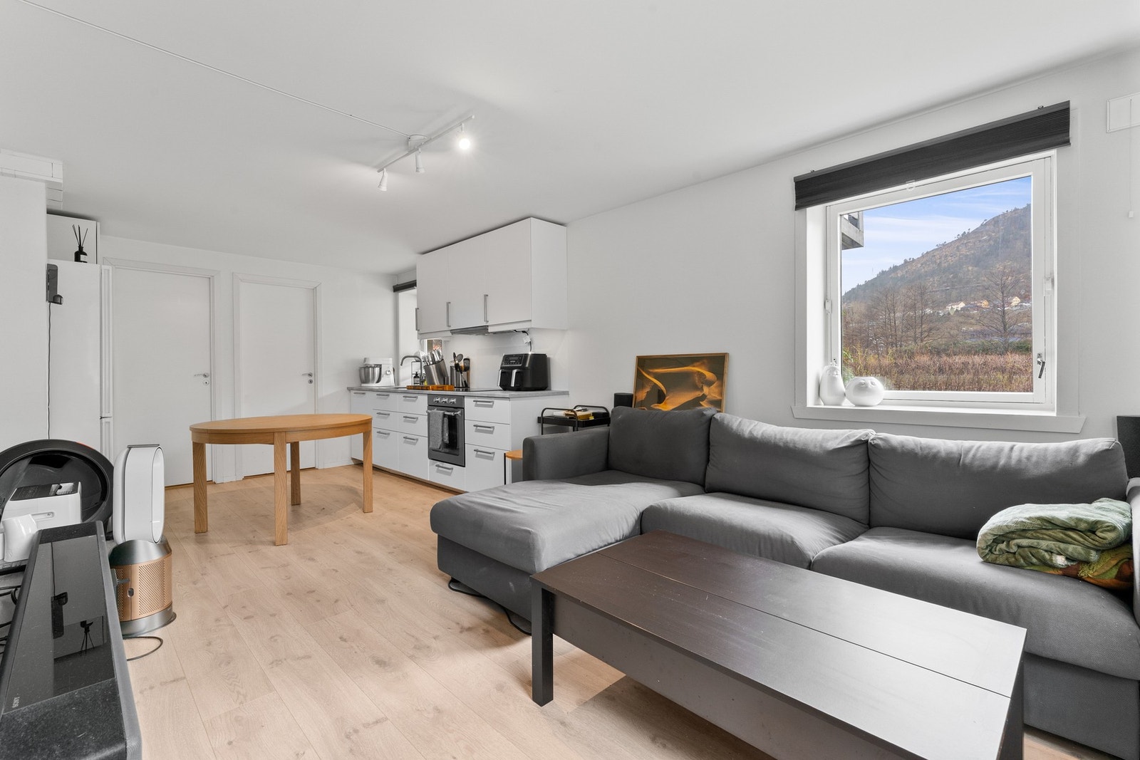 - Det er lyse, moderne overflater som gir et trivelig helhetsinntrykk - Galleribilde