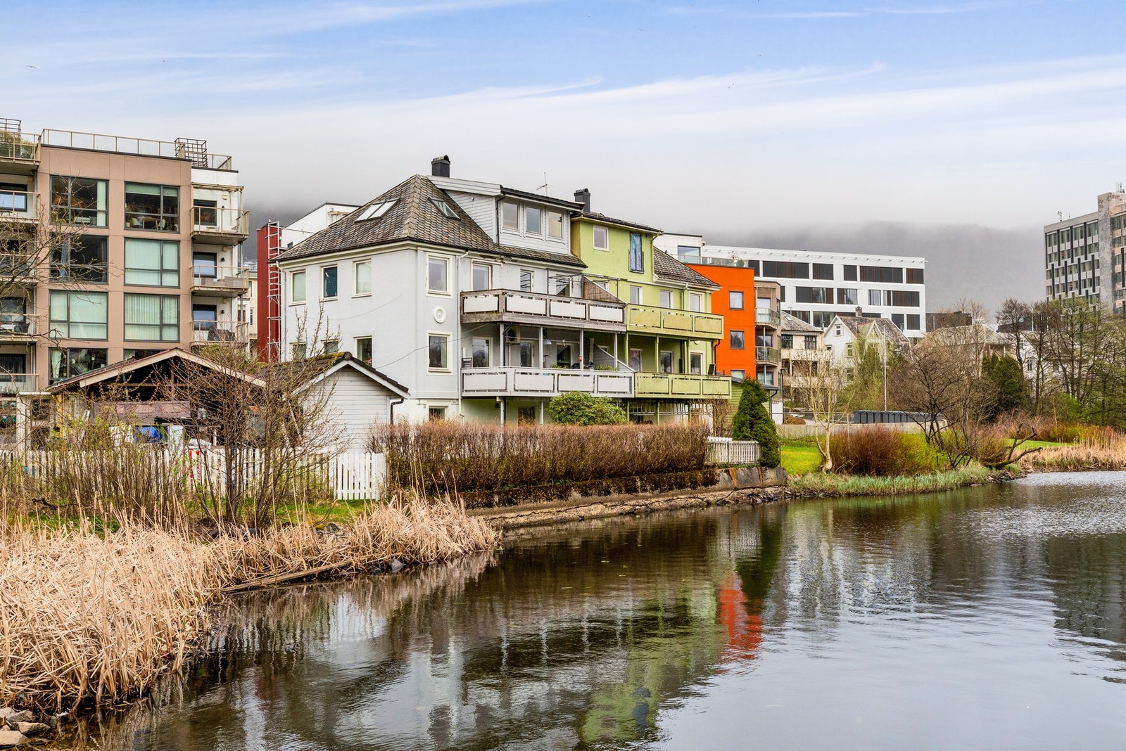-Boligen ligger i et etablert og attraktivt område med nærhet til bybane, dagligvarebutikker, utdanningsinstitusjoner og flotte turmuligheter - Galleribilde