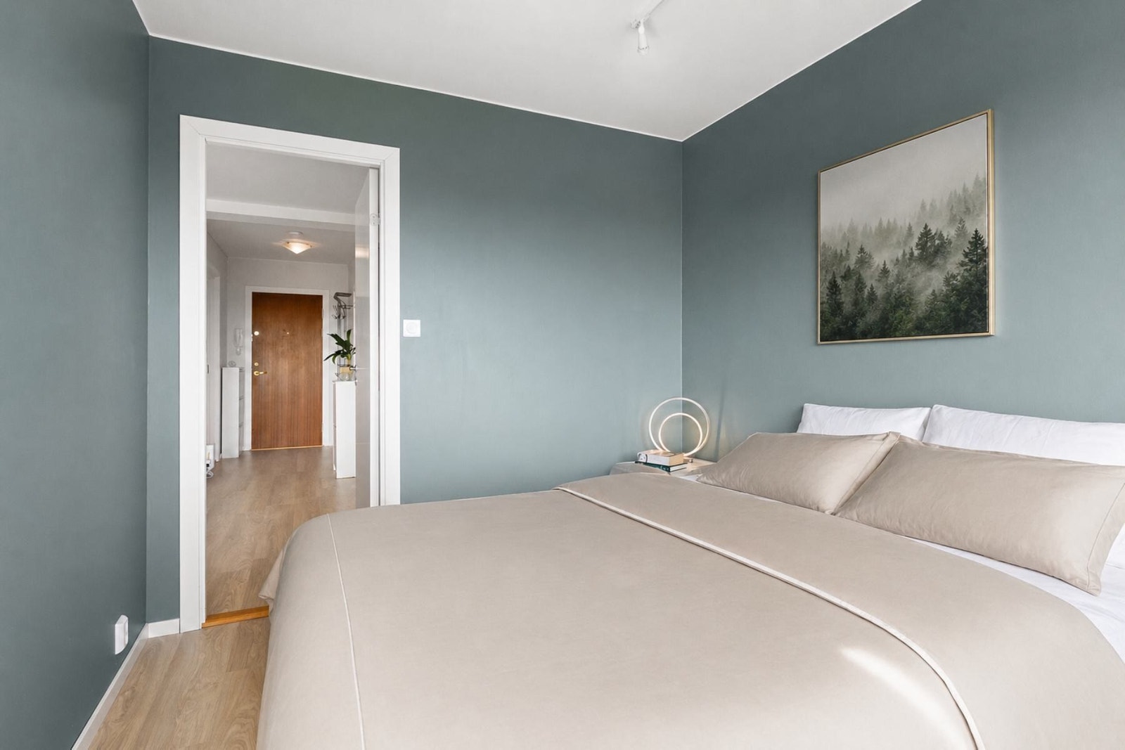 Soverommet er både lyst og romslig, og det er god plass til stor seng og nattbord på begge sider. Galleribilde