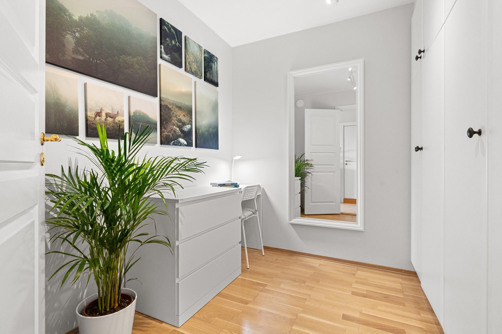 Leiligheten har et ekstra, disponibelt rom - perfekt for deg som trenger et kontor, eller ekstra lagringsplass. Et stort garderobeskap gir praktisk lagringsplass. Galleribilde