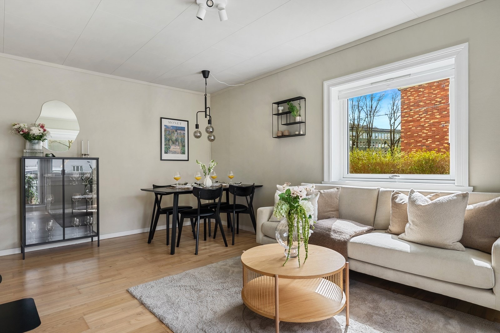 - I stuen har man plass til å innrede med sofagruppe og spisebord i ulike soner - Galleribilde