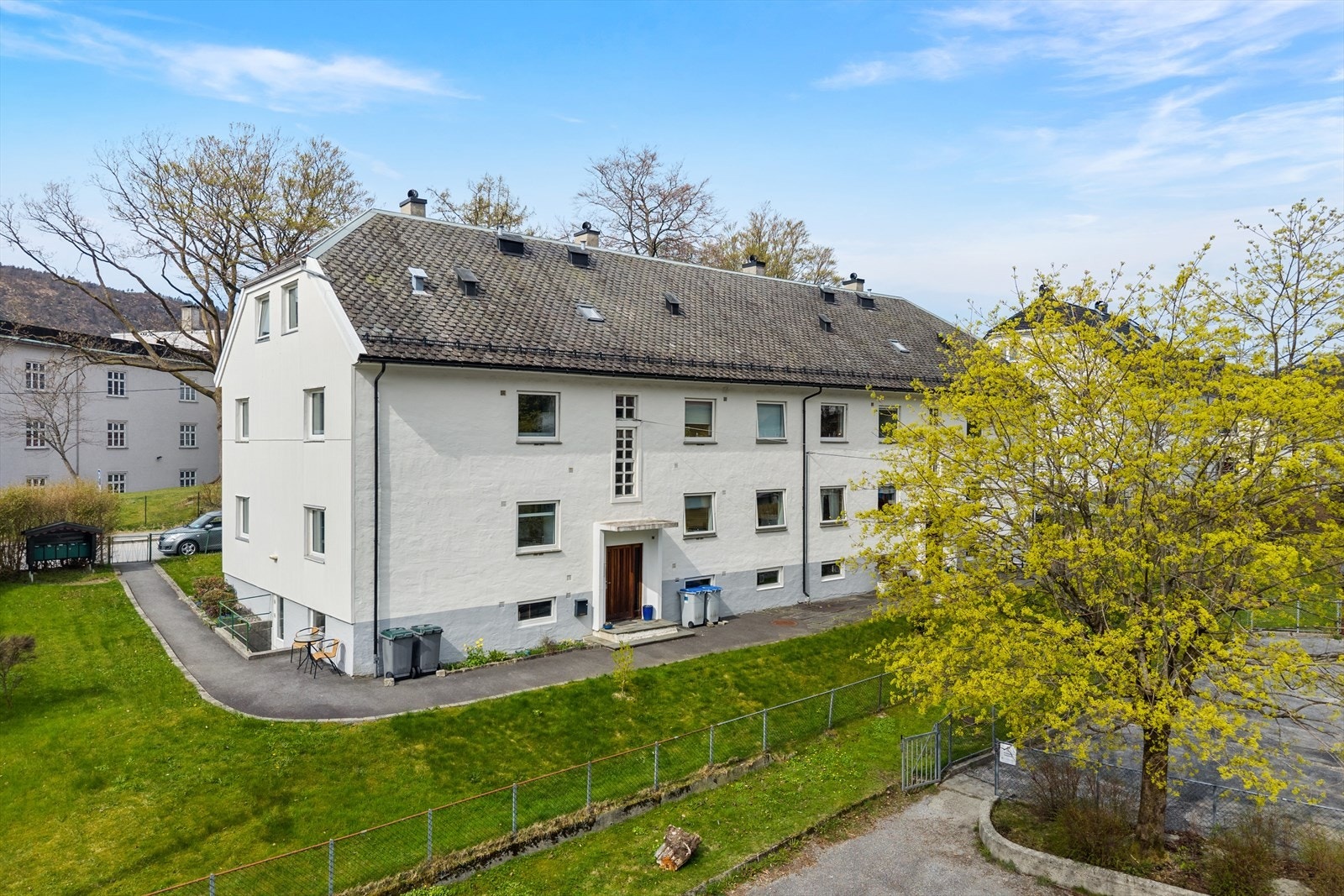 - Fra leiligheten er det kun tre minutters gange til busstopp. Her går linje 5, 49 og 934 - Galleribilde
