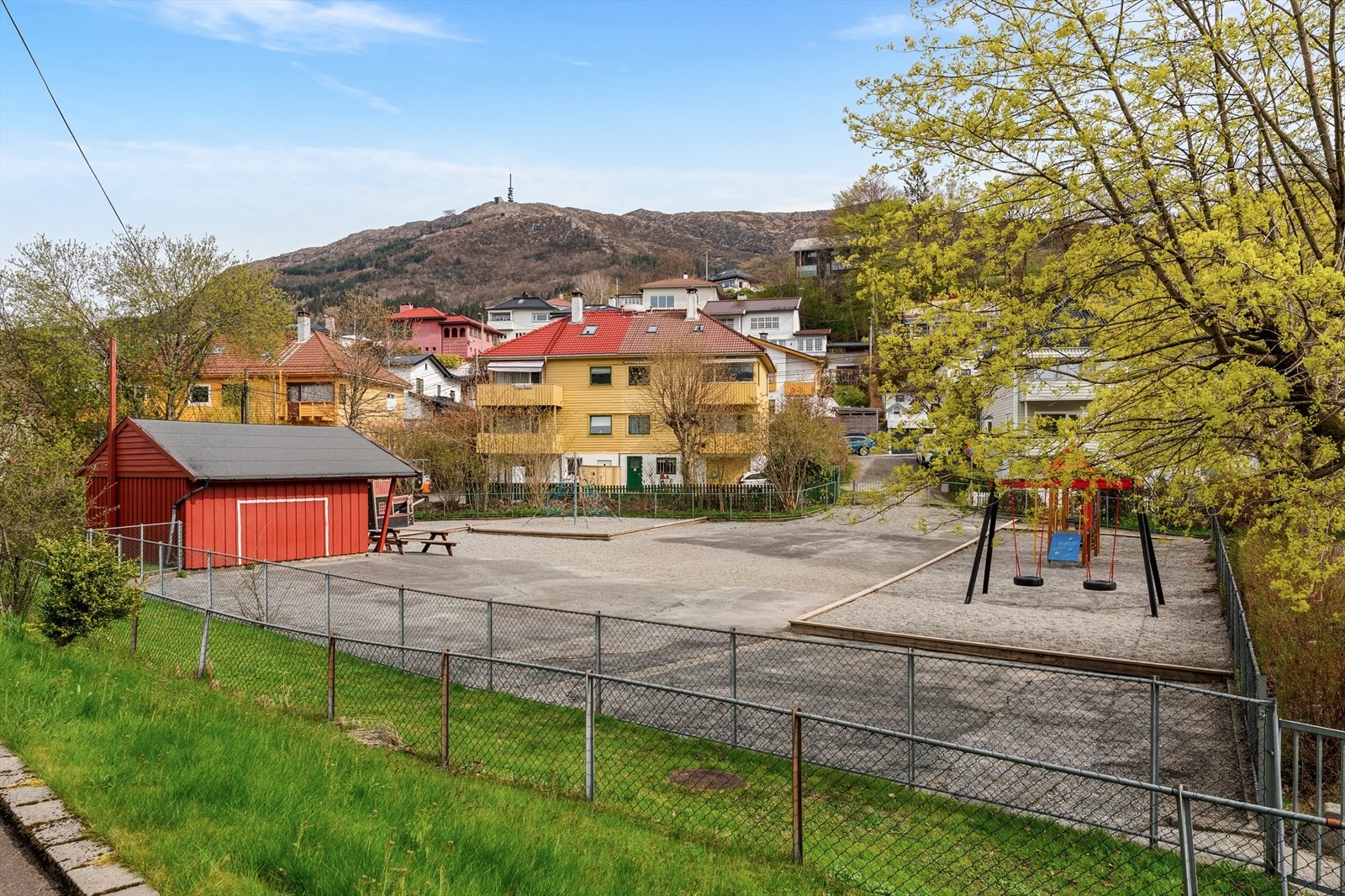 - Lekeplass rett bak bygget - til glede for store og små - Galleribilde