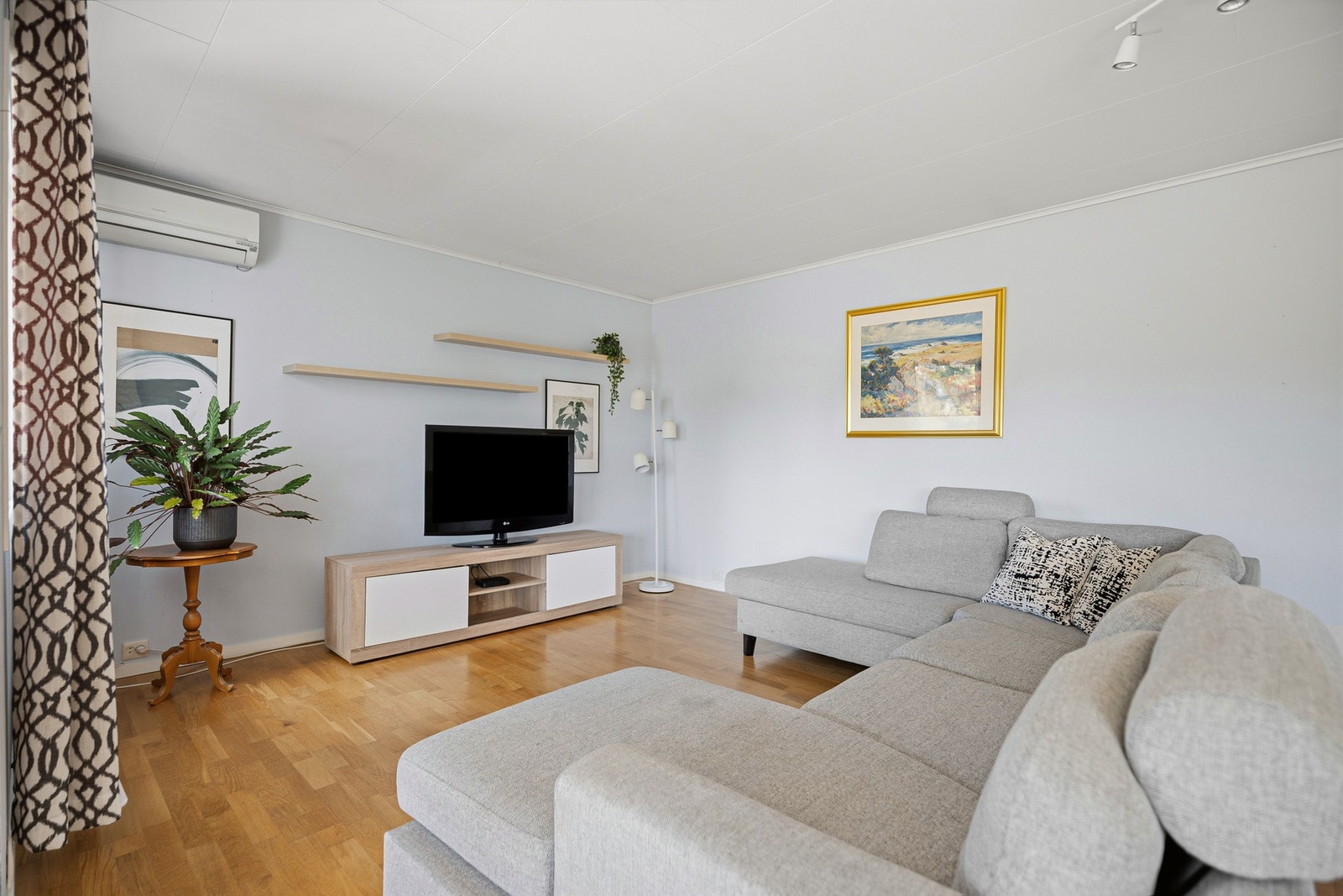 Fin tv-stue med varmepumpe Galleribilde
