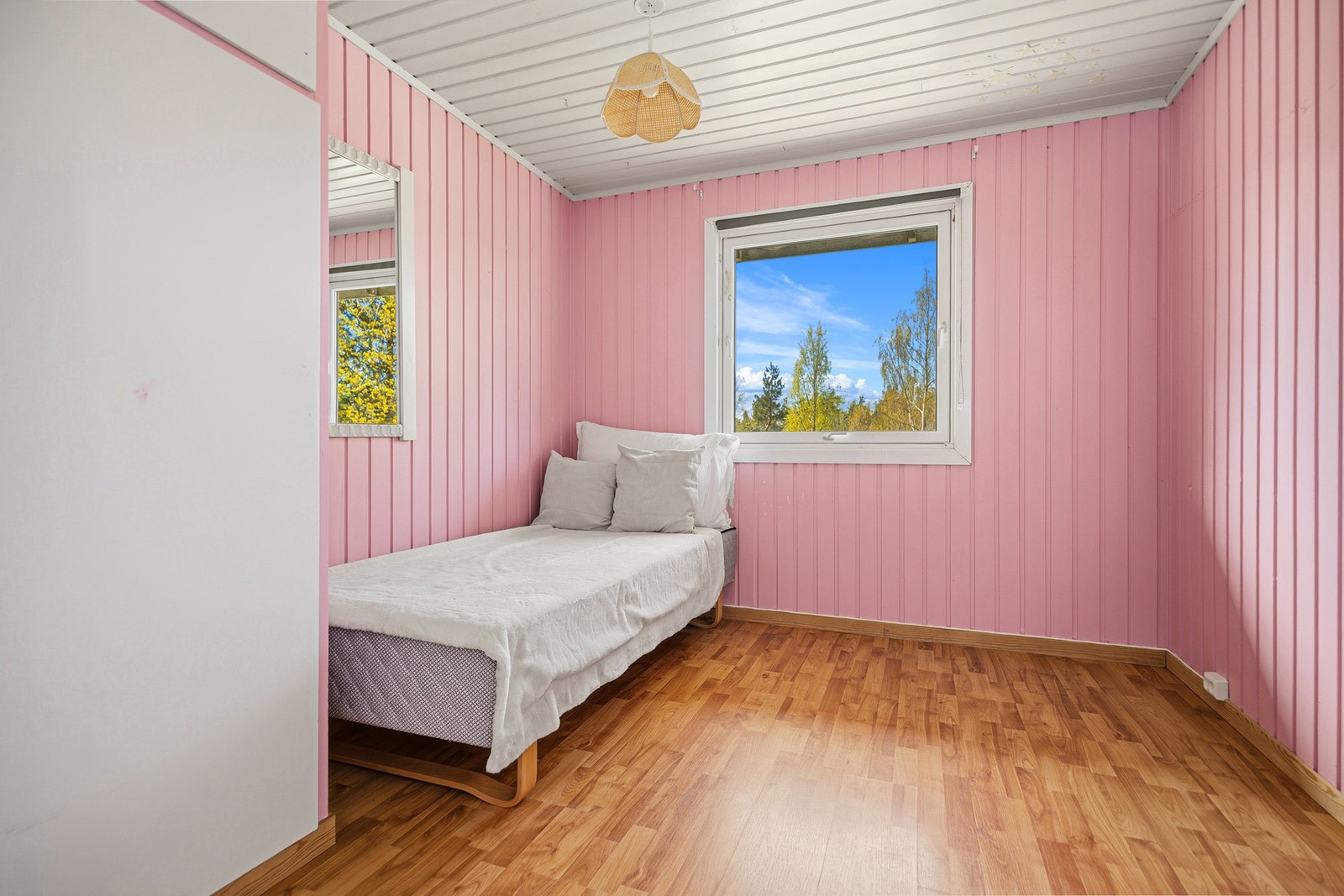 Det er to soverom i underetasjen, begge med plass til seng, garderobe og en skrivepult Galleribilde