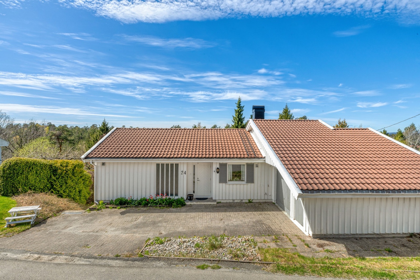 Huset er oppført i 1973 med påbygg fra 1986 Galleribilde