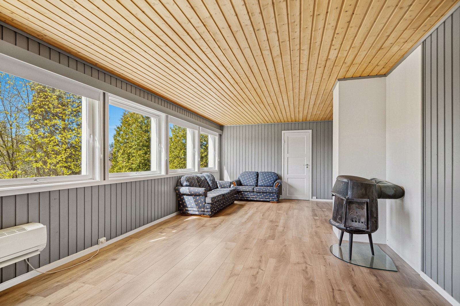 Stor kjellerstue med vedovn og varmepumpe Galleribilde