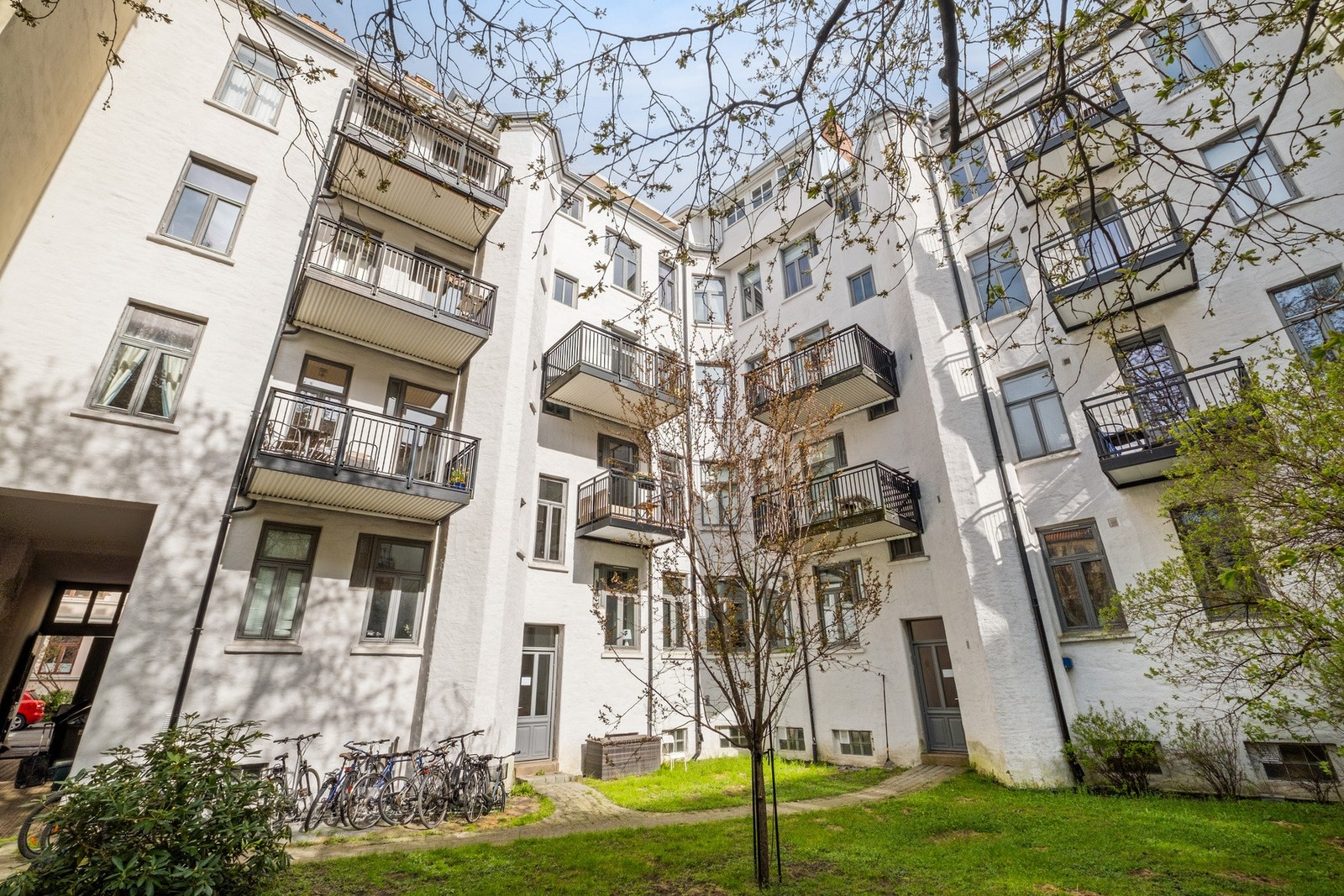 Sameiet har en felles bakgård med grill og sosialområder. Galleribilde