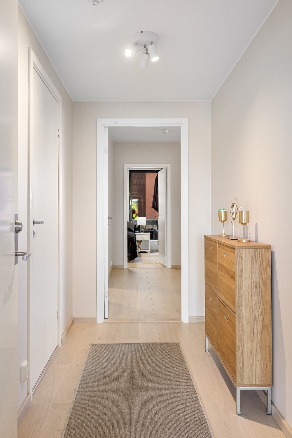 Lys og innbydende entré med gode oppbevaringsmuligheter. Galleribilde