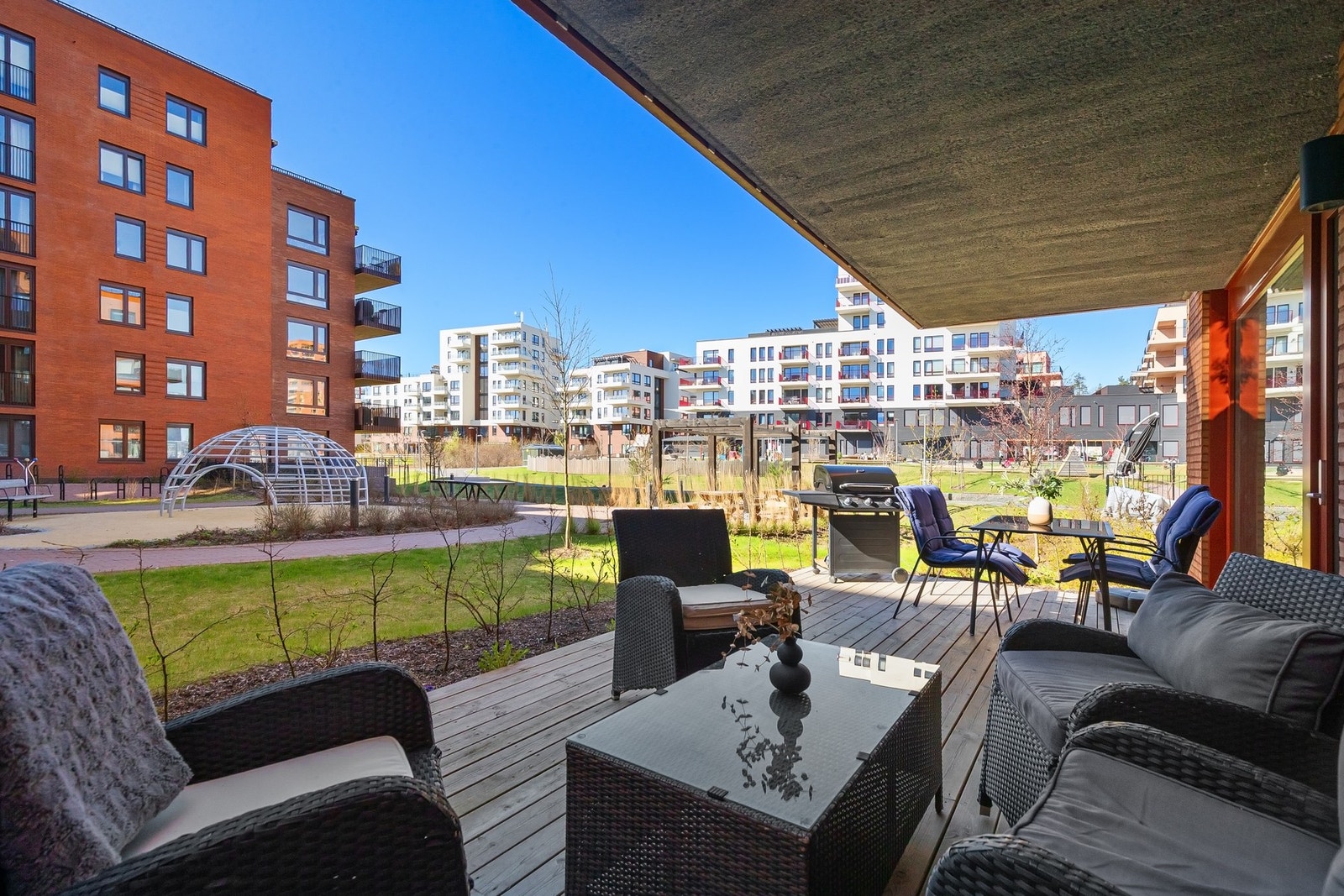 Fra stuen er det utgang til stor, solrik markterrasse på ca 26 kvm med plass til både sofa- og spisegruppe Galleribilde