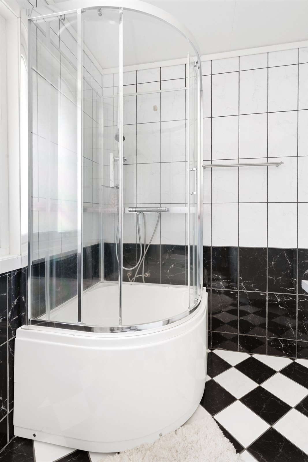 Her på badet er det et dusjkabinett med skyvedører, samt et gulvstående toalett. Galleribilde