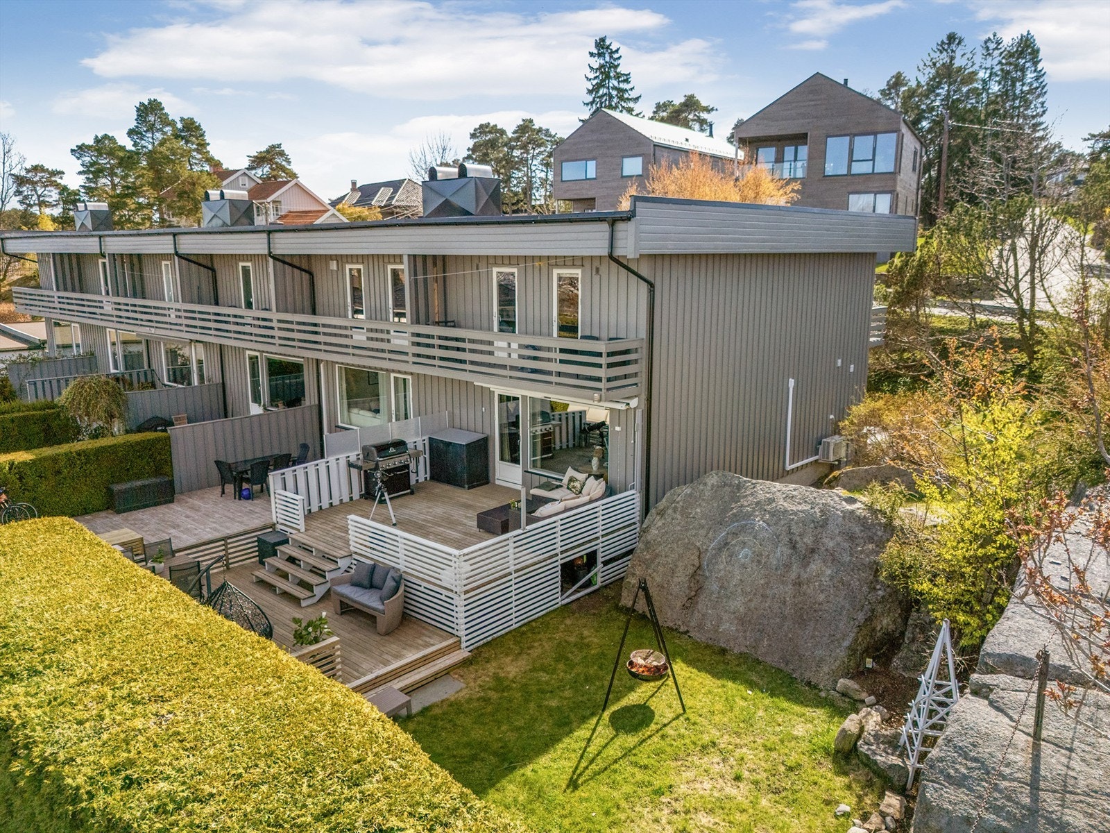 Her ser vi baksiden av rekkehusleiligheten, med de romslige terrassene og balkongene som vender mot nordøst. Galleribilde