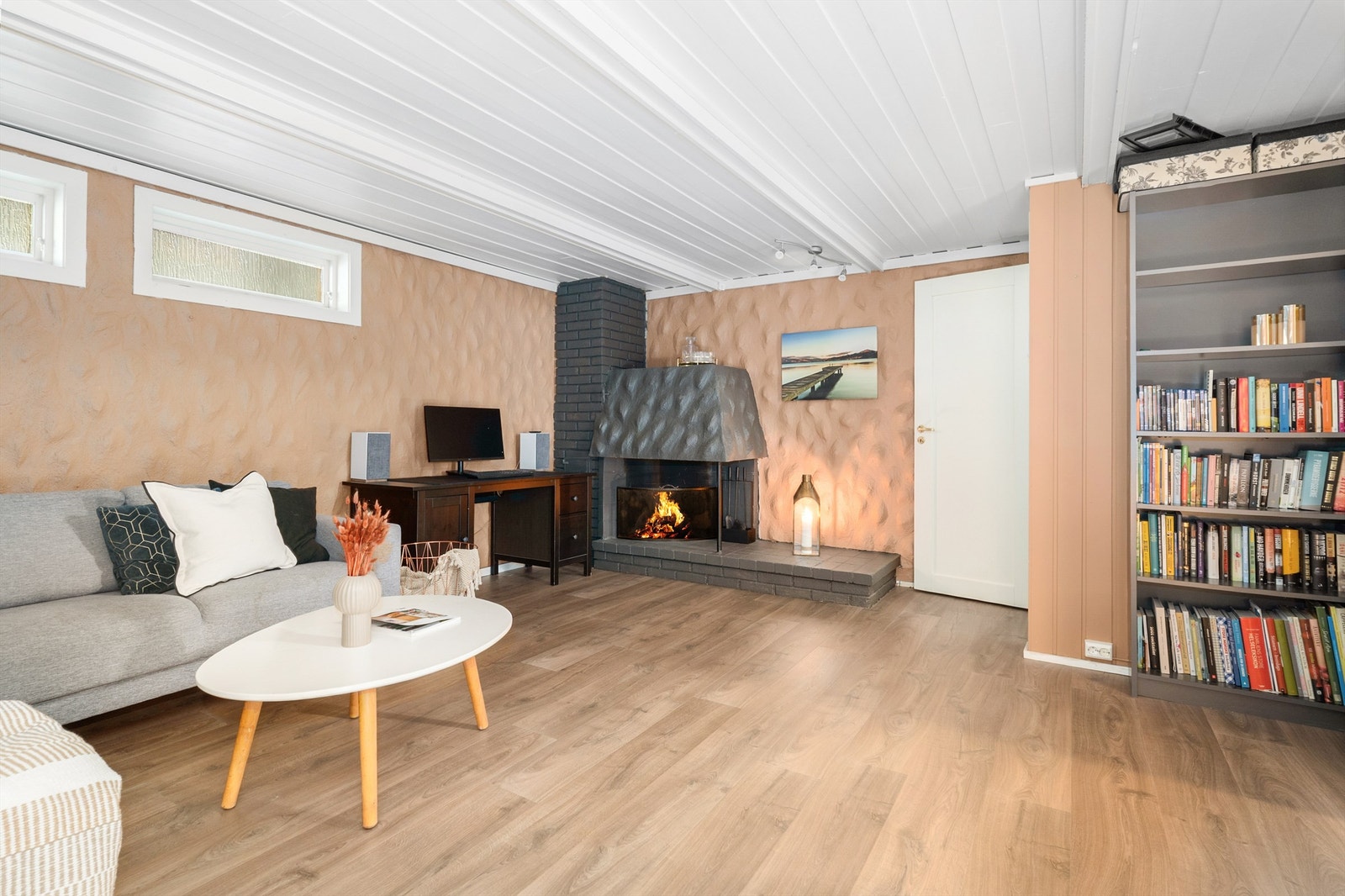Kjellerstuen er utstyrt med et ildsted, og har gulvflater av laminat og betong. Galleribilde