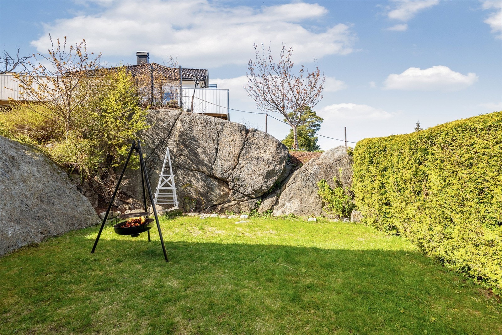 Eiendommen har plenarealer og diverse beplantning, og ligger i et veletablert og rolig boligområde. Galleribilde