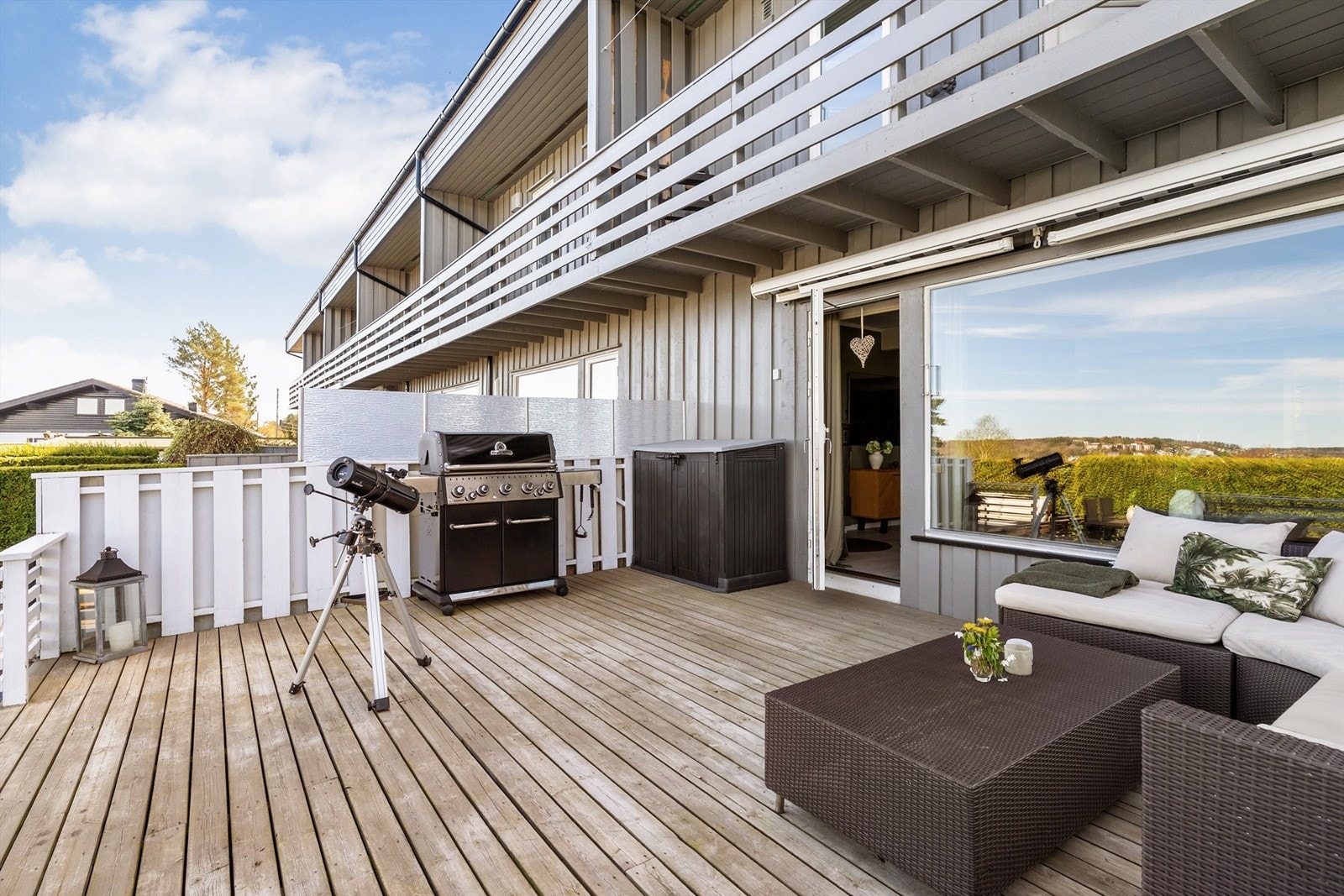 Gulvet på terrassen består av terrassebord og rekkverket er av tre, og her er det også plass til en grillplass. Galleribilde